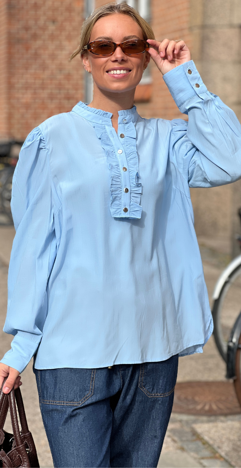 April bluse med flæse lysblå FreeQuent