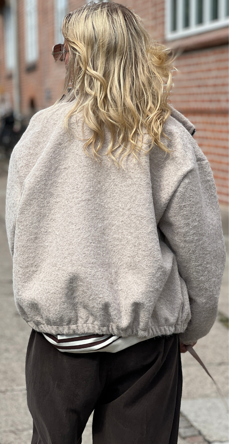 Bonnie kort bomberjakke beige LikeLondon