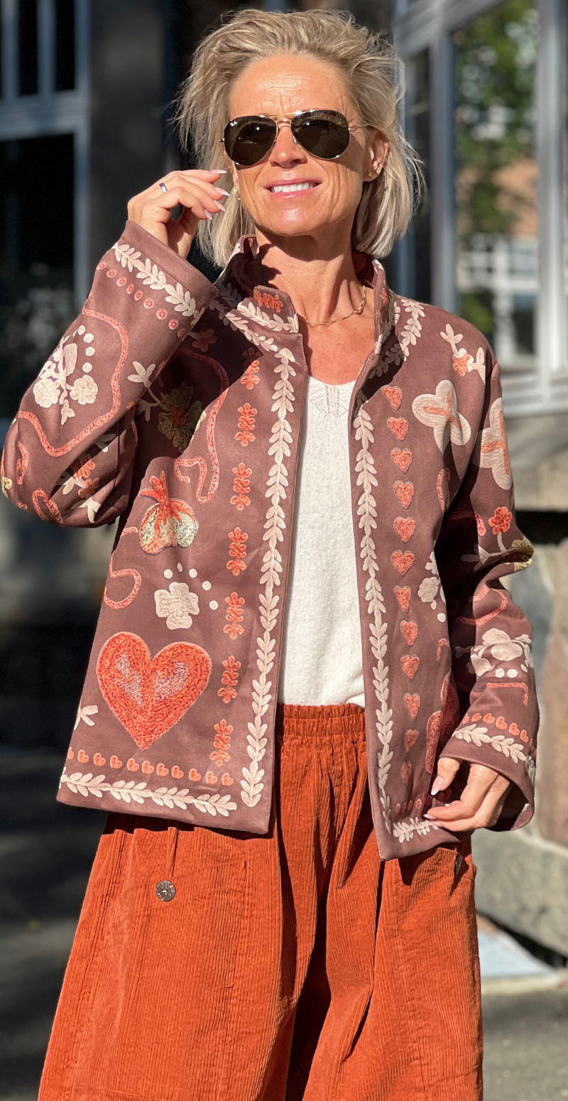Estelle jakke i ruskindslook med hjerte mønster brun LikeLondon