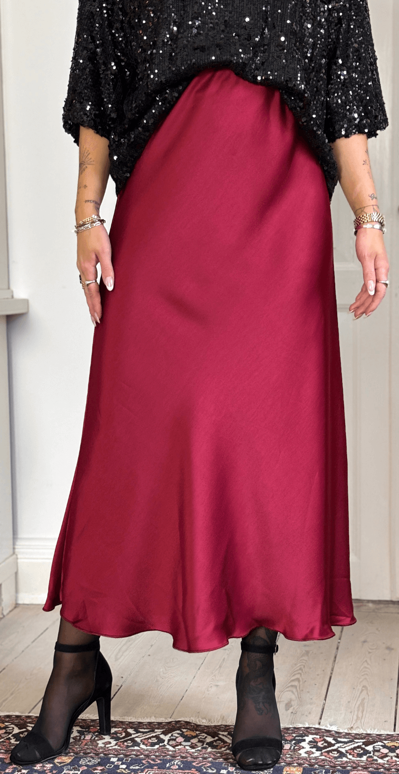 Cissi satin nederdel bordeaux LikeLondon