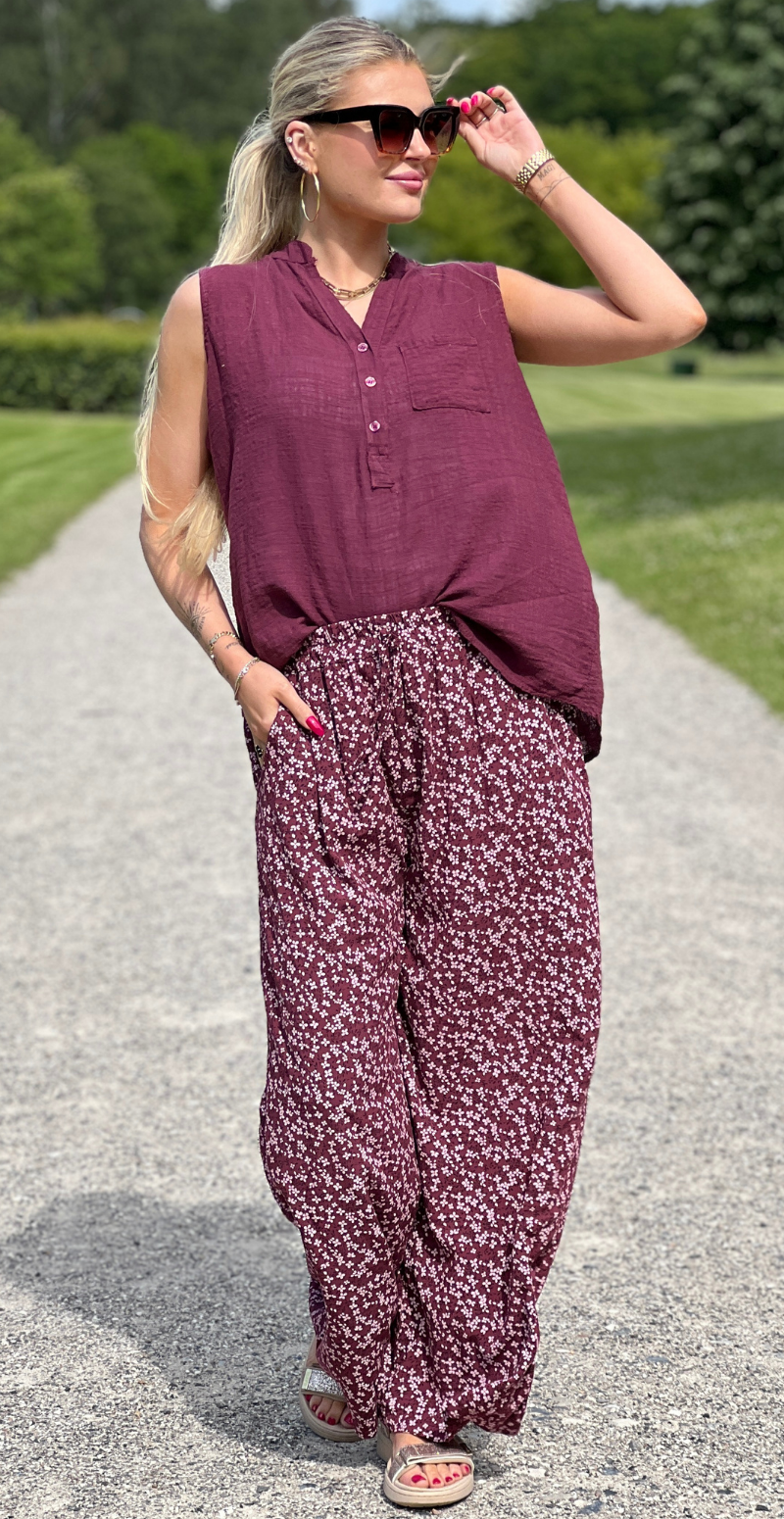 Vivian bluse med stolpelukning og brystlomme bordeaux LikeLondon
