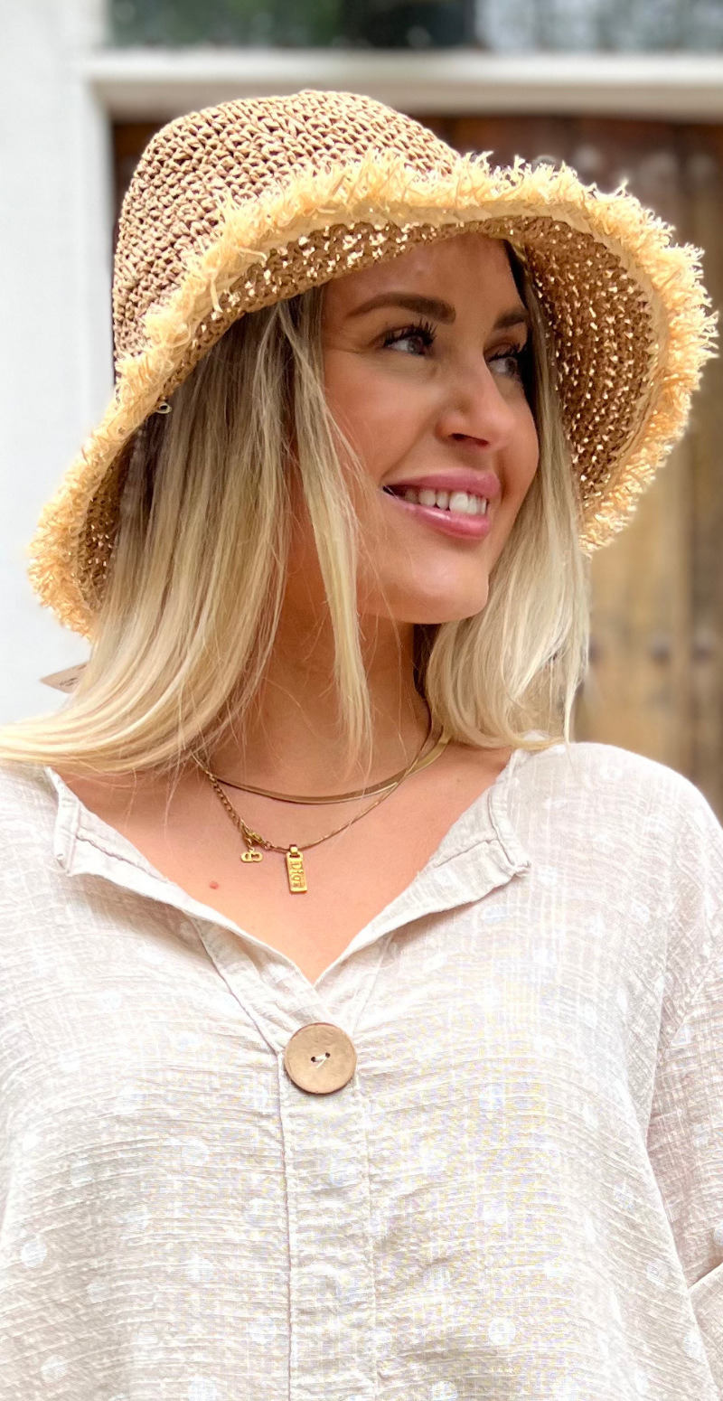 Hat i bast med frynser camel LikeLondon