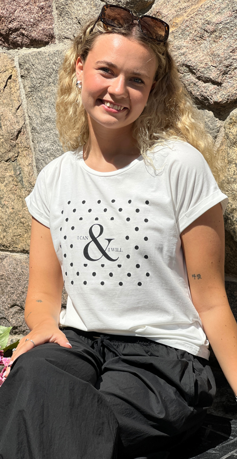 Isa basisbluse med prikker og tekst hvid LikeLondon