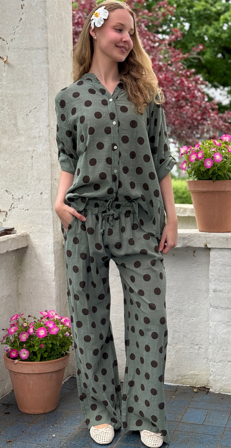 Alice skjorte med store prikker og opsmøg på ærmet khaki LikeLondon