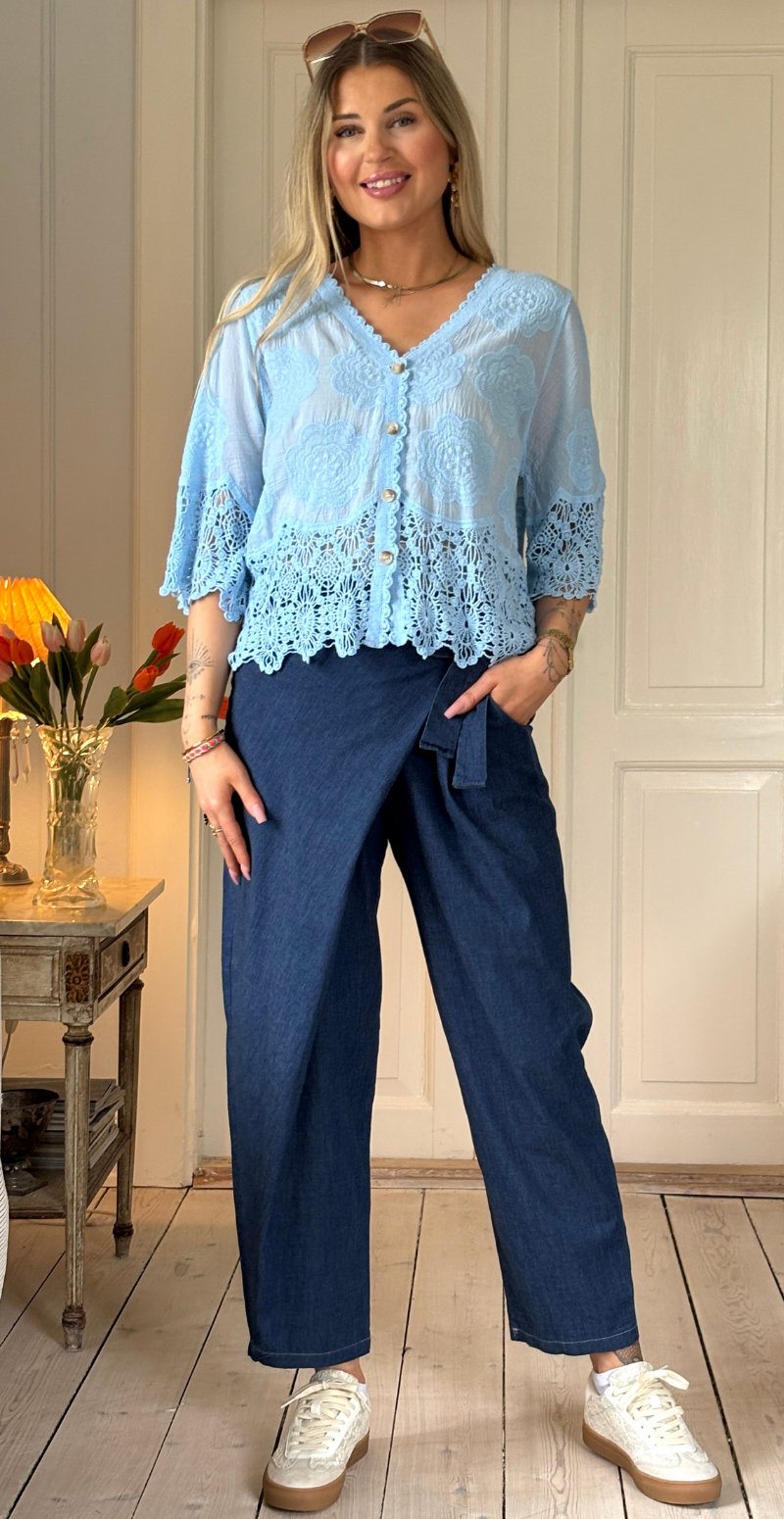 Silvia cardigan med 3/4 ærmer og hæklede kanter lysblå LikeLondon