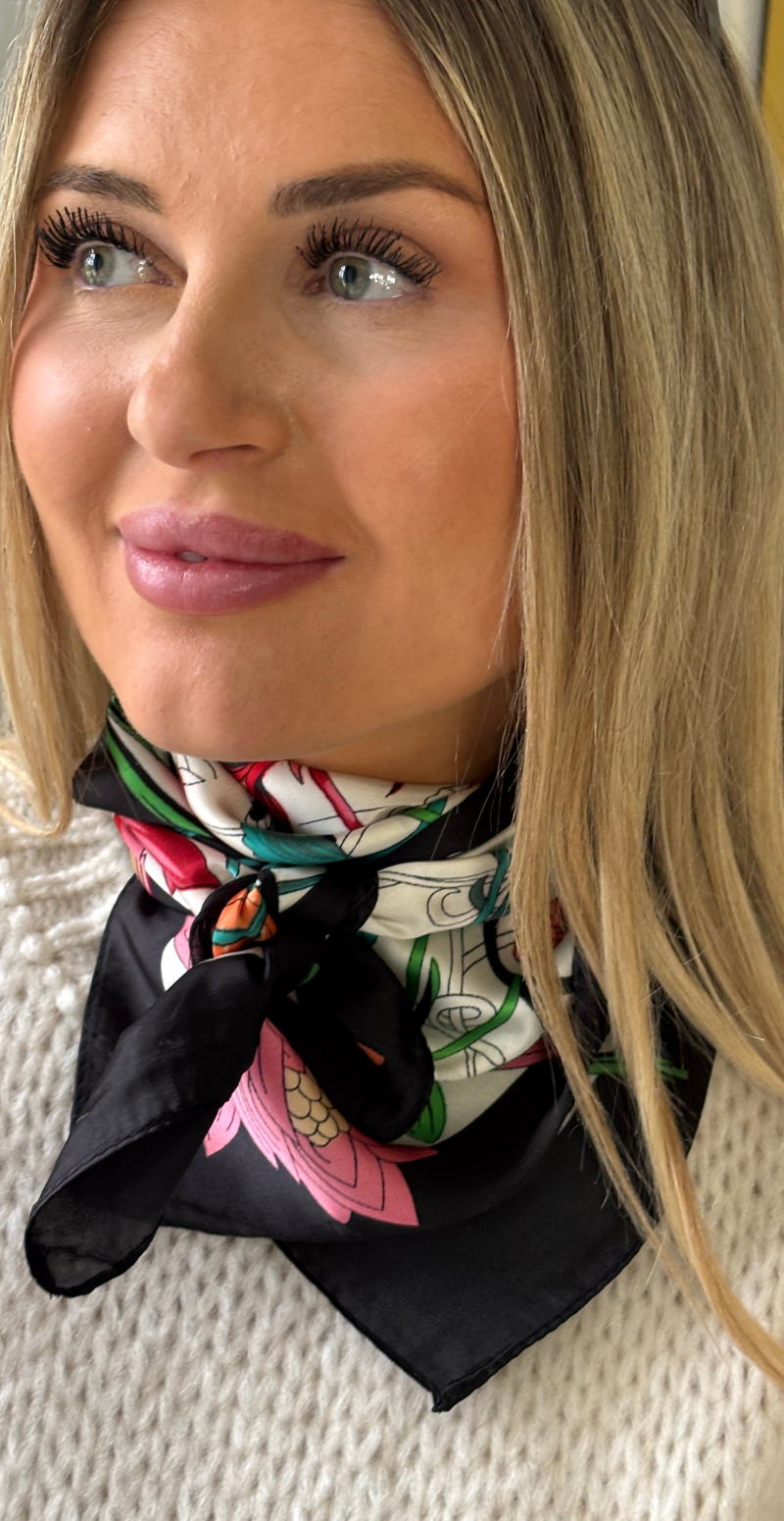 Silketørklæde med farverige blomster sort LikeLondon