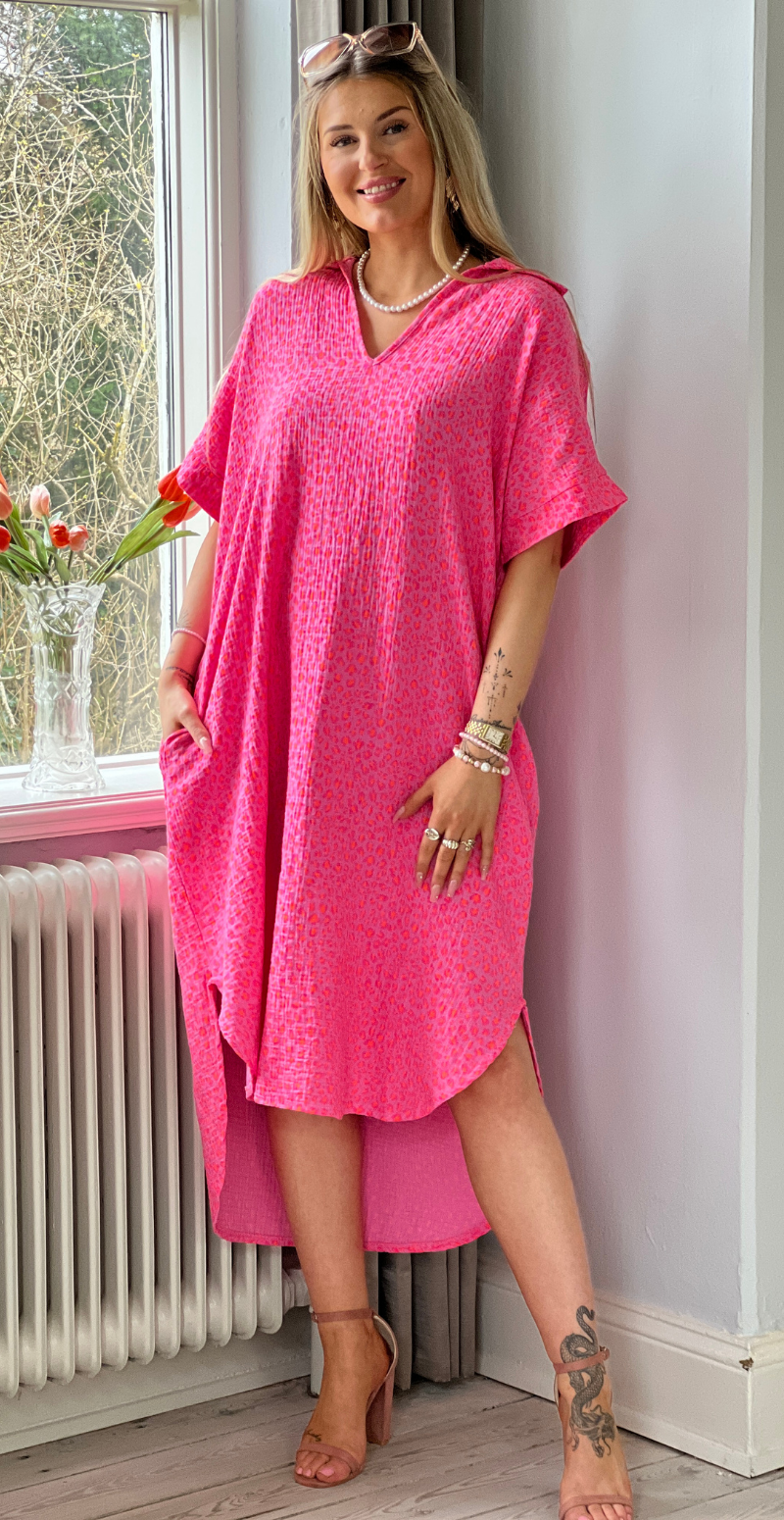 Dagmar kjole i musselin leopard/fuxia LikeLondon