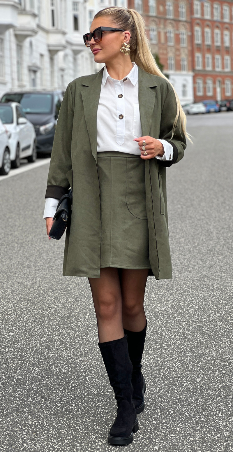 Lucinda kort nederdel i ruskindslook med lommer khaki LikeLondon