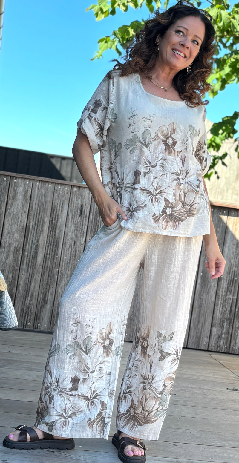 Arista sæt med bukser og bluse med blomsterprint beige LikeLondon