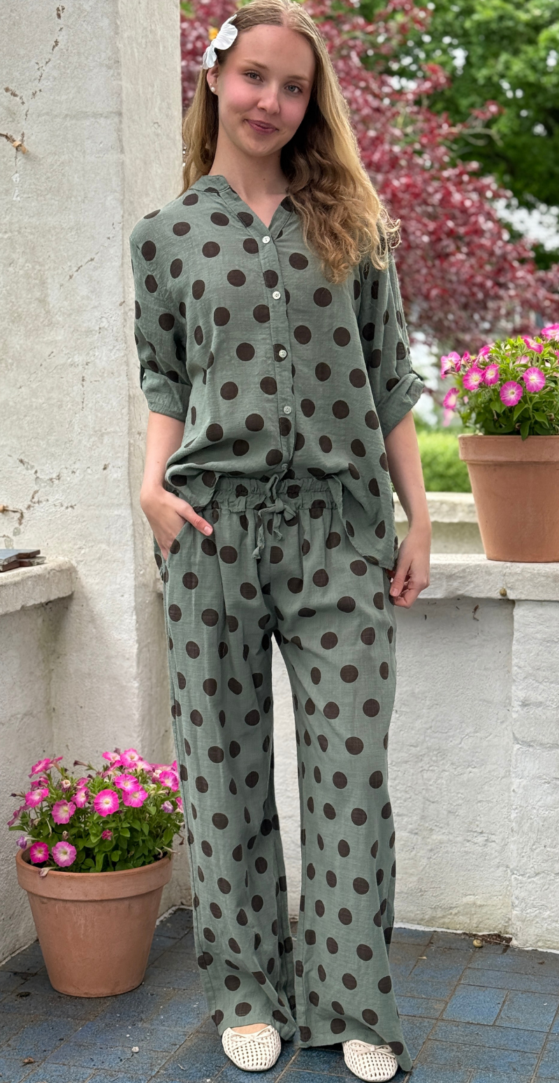 Brenda bukser med store prikker og skrålommer khaki LikeLondon