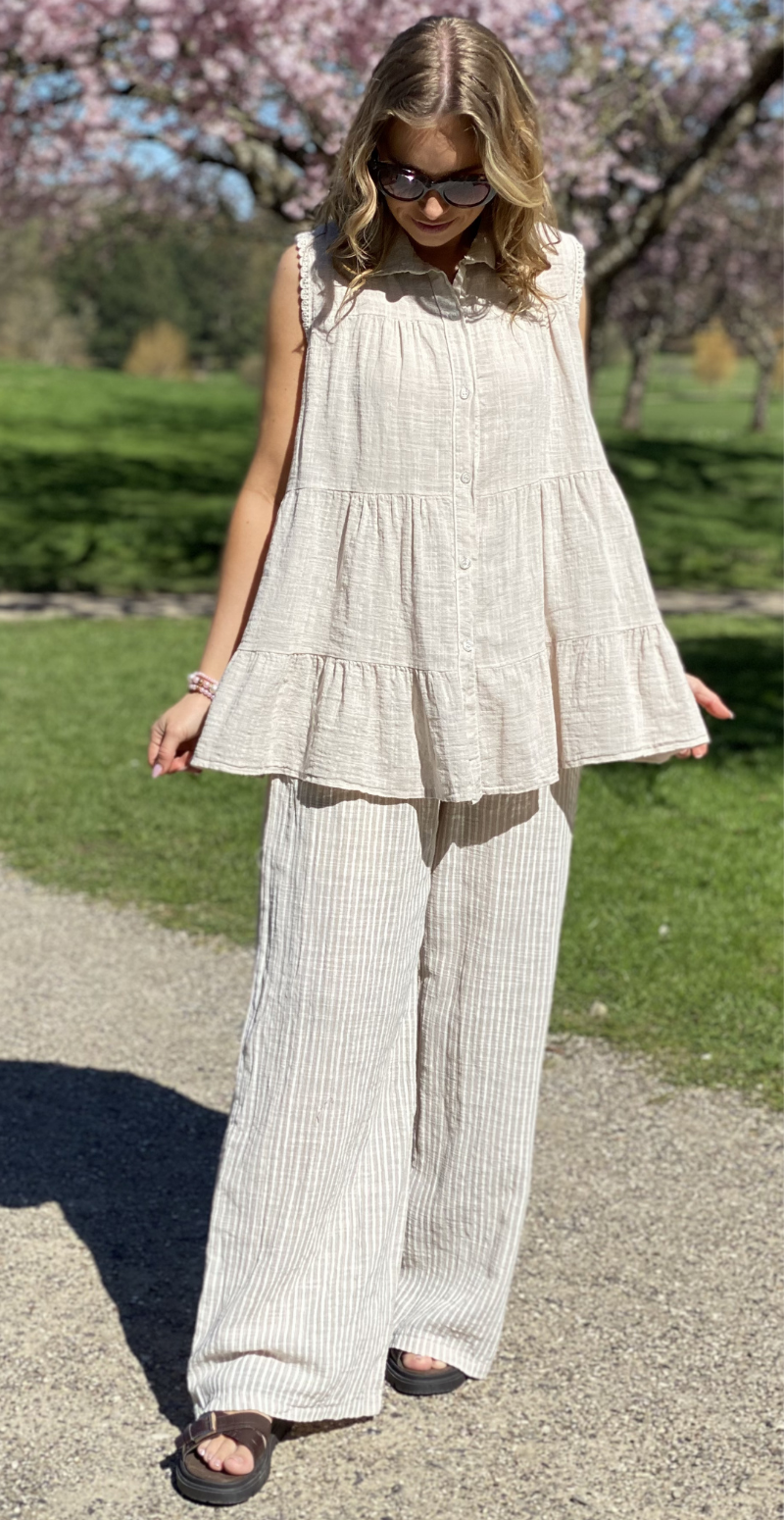 Rinda bluse uden ærmer med peplum og hæklede detaljer beige LikeLondon