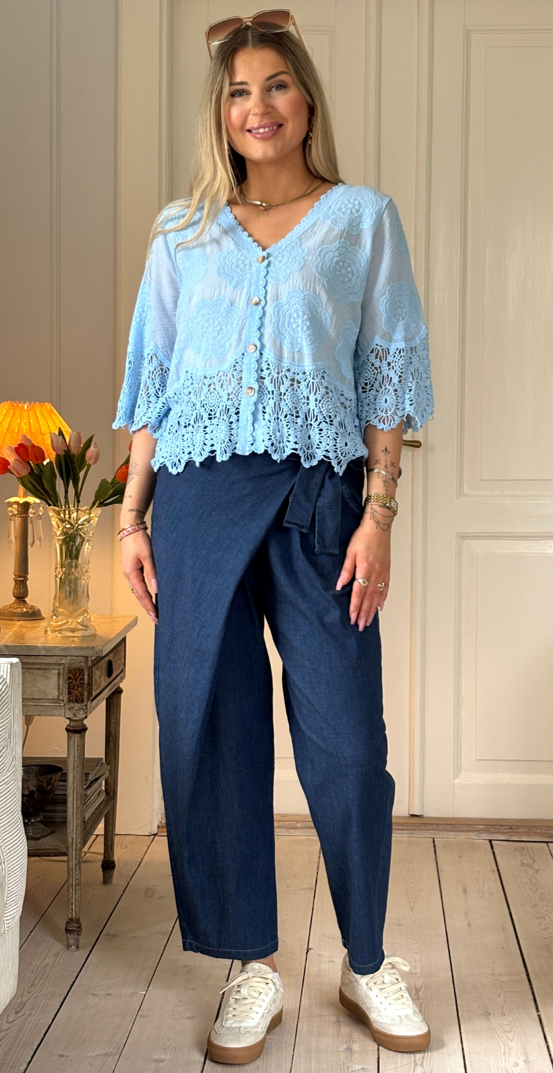 Silvia cardigan med 3/4 ærmer og hæklede kanter lysblå LikeLondon