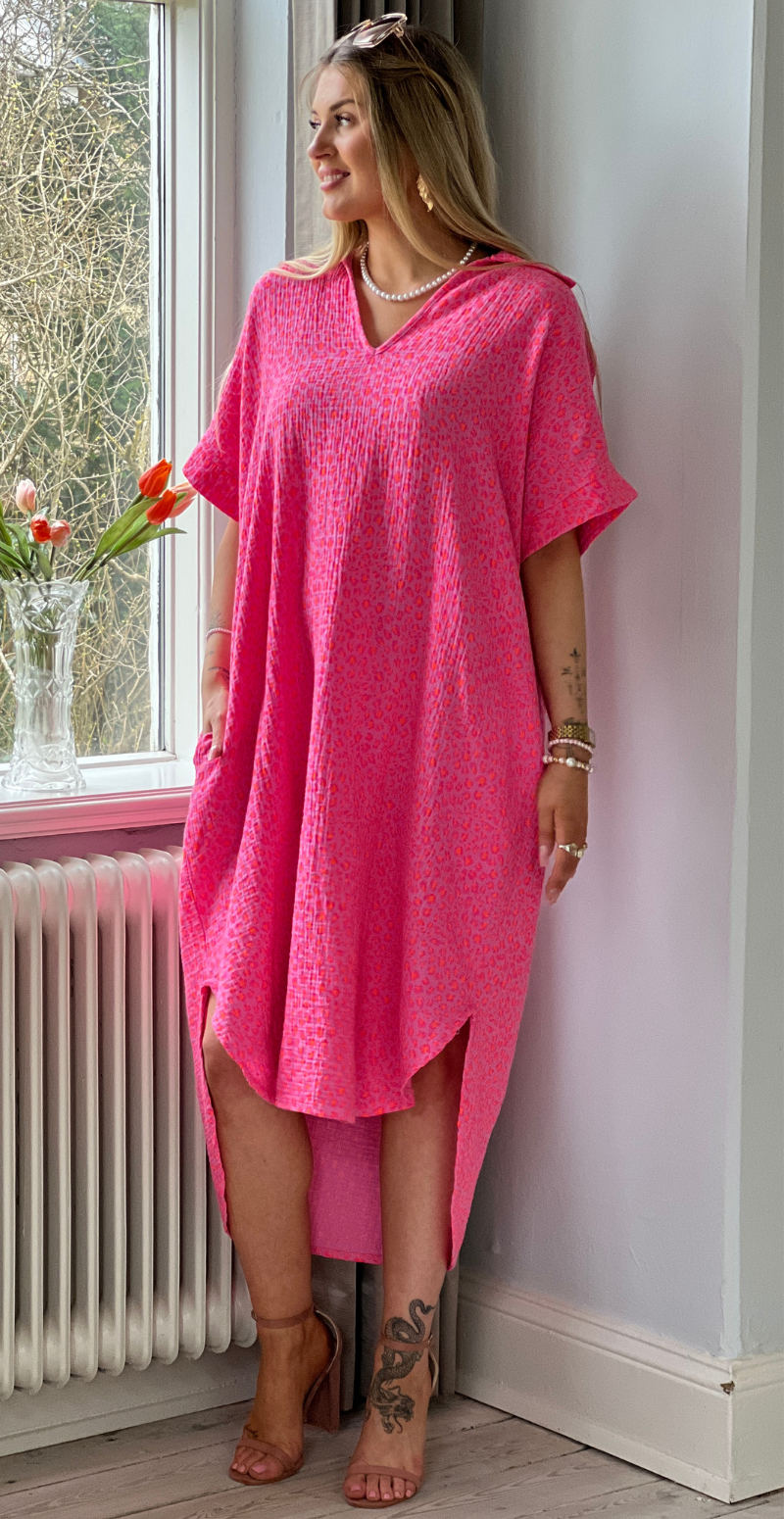 Dagmar kjole i musselin leopard/fuxia LikeLondon
