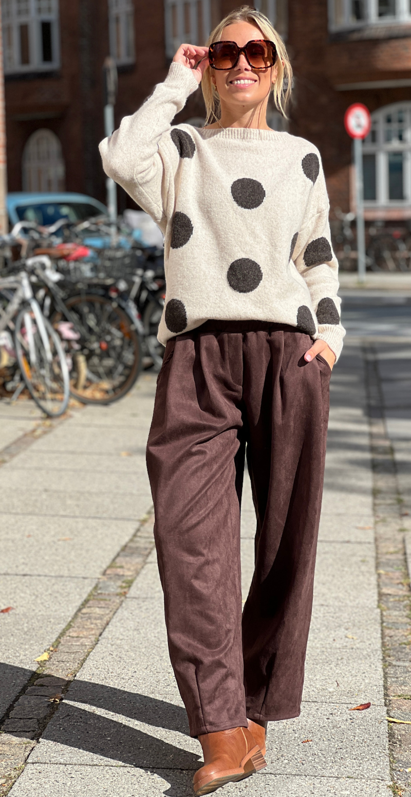 Lenea bukser med læg i ruskind dark brown LikeLondon