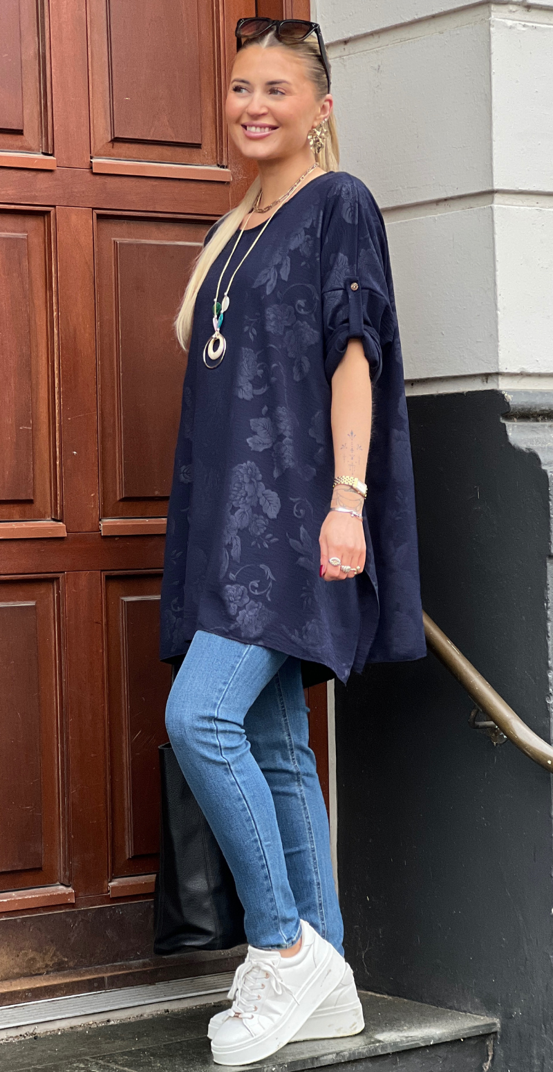 Amanda tunika med præget mønster og halskæde navy LikeLondon