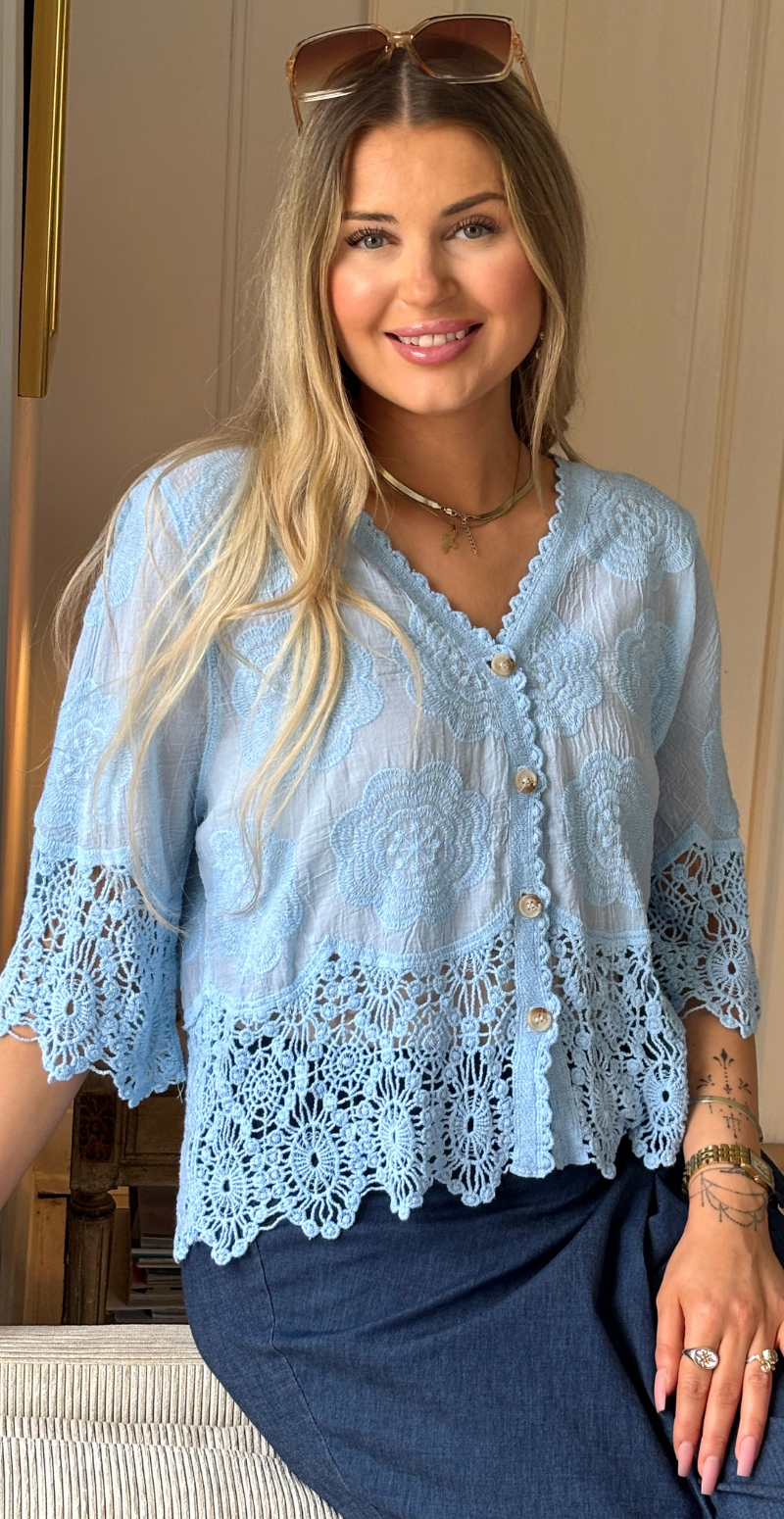 Silvia cardigan med 3/4 ærmer og hæklede kanter lysblå LikeLondon
