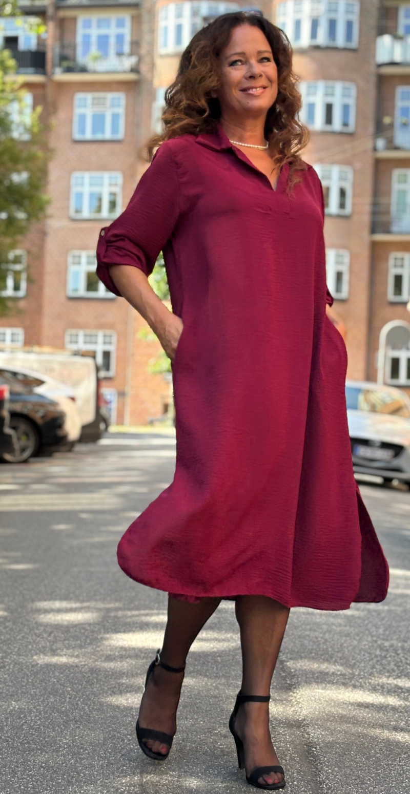 Tilly kjole med v-hals, krave og slids bordeaux LikeLondon