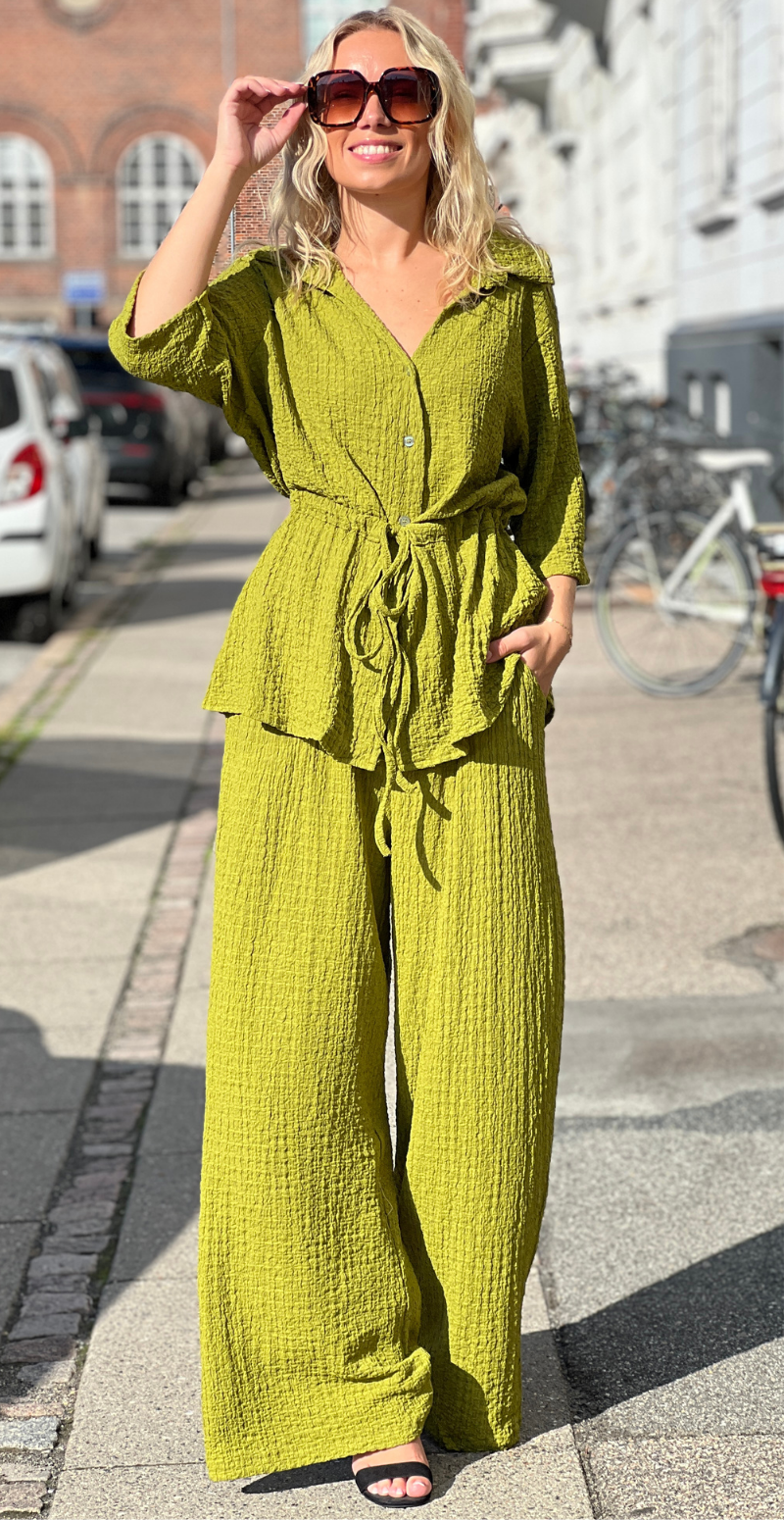 Agnes sæt med bluse i krepp med bindebånd og bukser olive LikeLondon