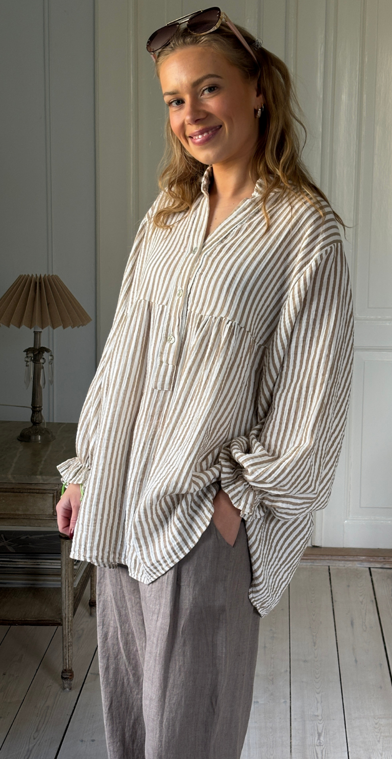 Zelina stribet bluse i musselin med vidde og ballonærmer fango LikeLondon