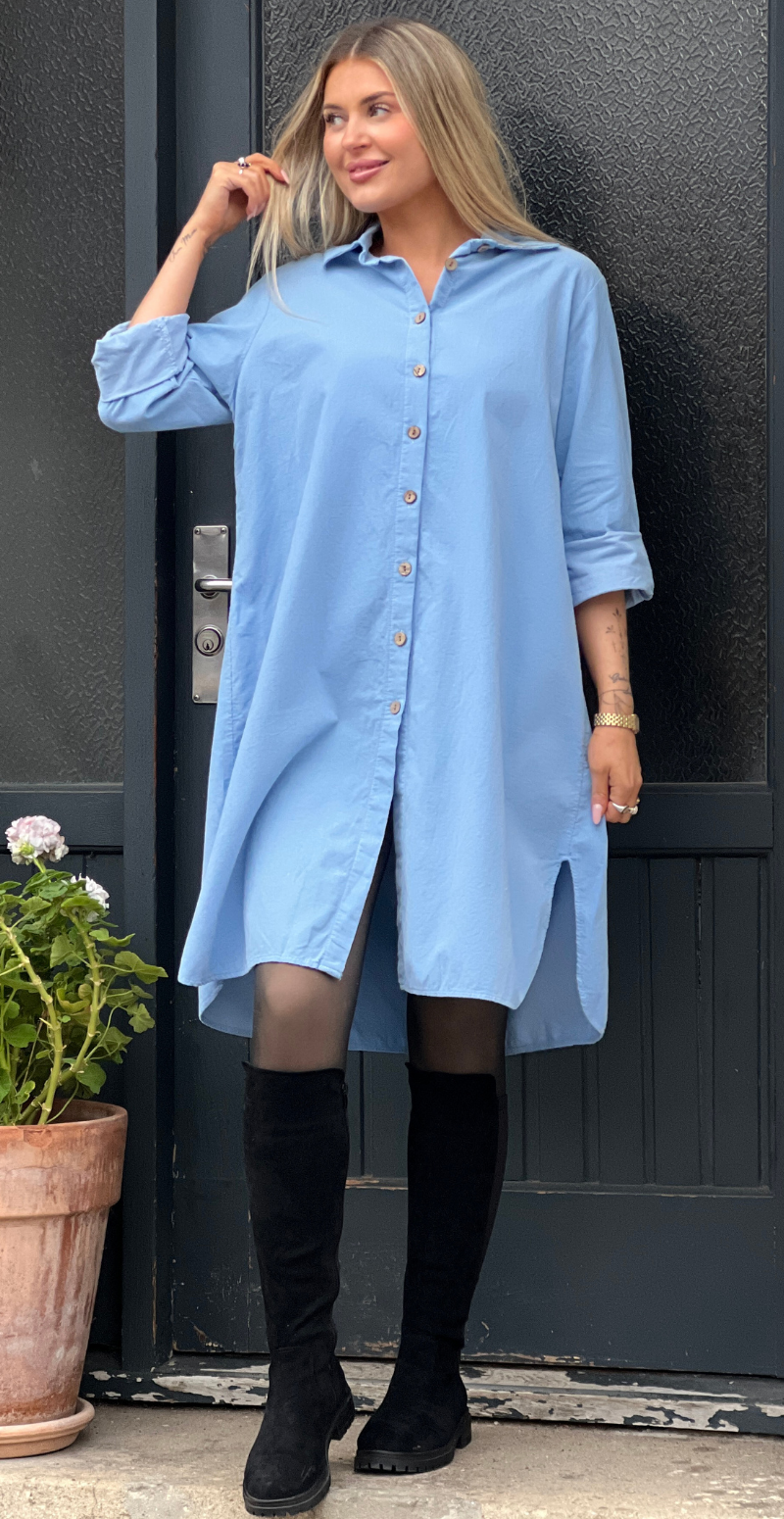 Forudbestil uge 3 Danica fløjls kjole-tunika med knapstolpe sky LikeLondon
