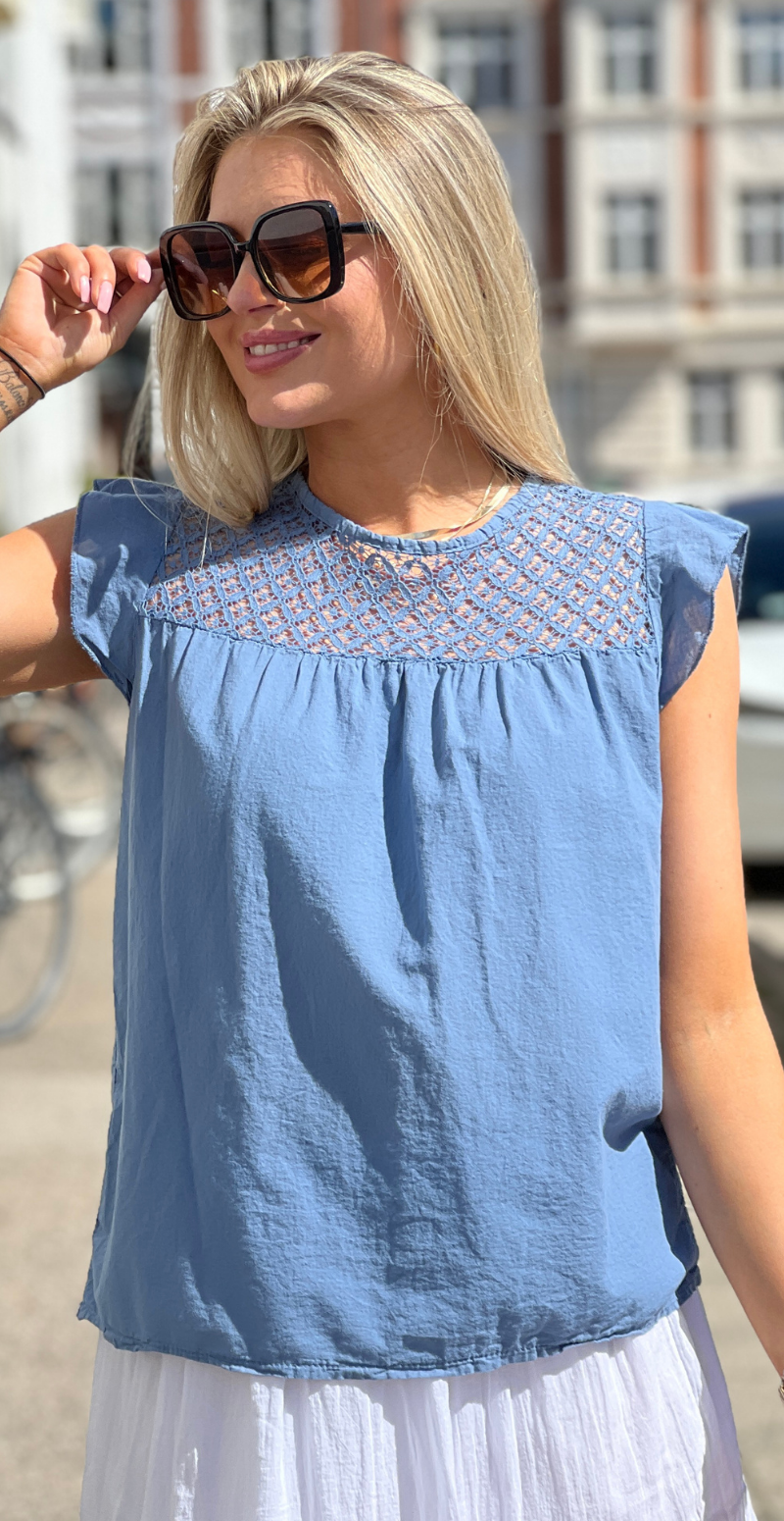 Pixie bluse med blonde og flæseærmer denim LikeLondon