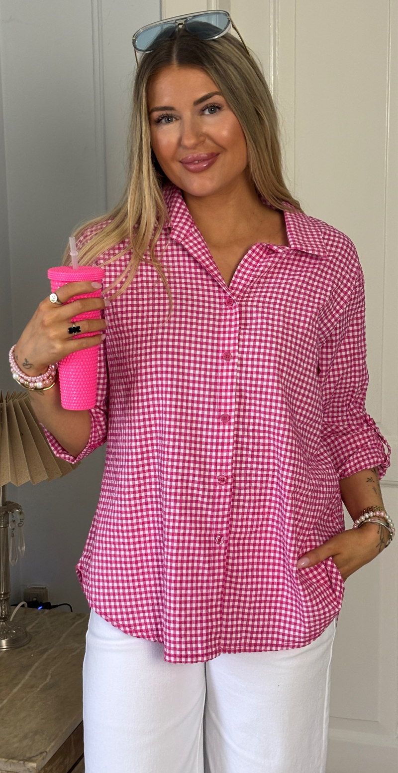 Pippa skjortebluse med krepp og tern fuchsia LikeLondon
