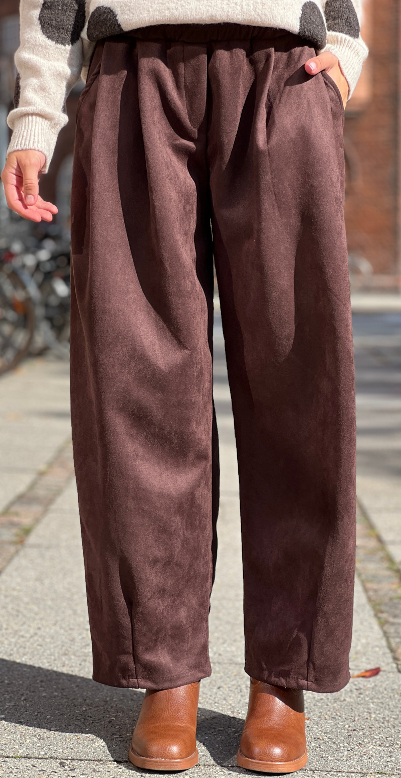 Lenea bukser med læg i ruskind dark brown LikeLondon