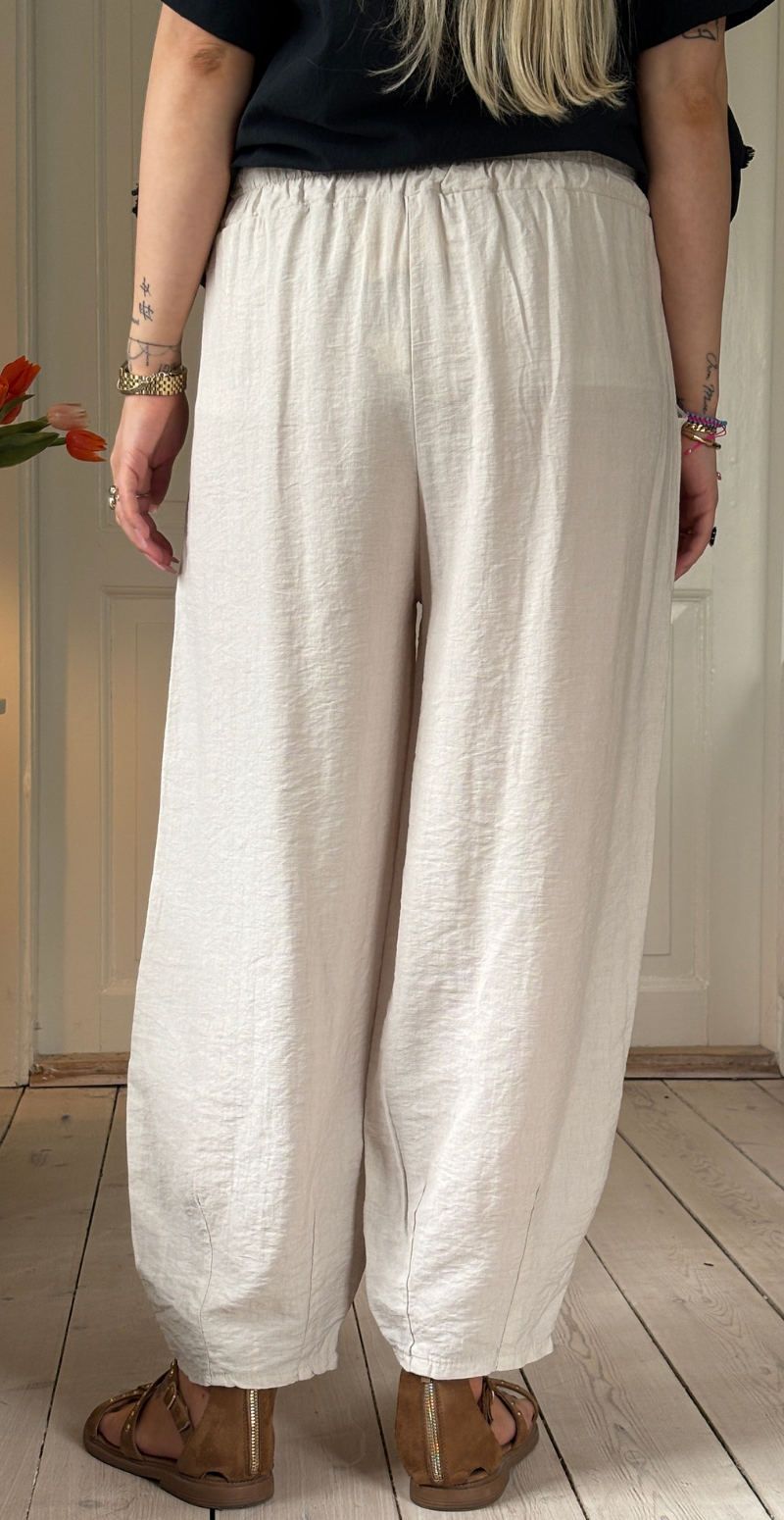 Forudbestil uge 29 Alana bukser med skrålommer og barrel-fit beige LikeLondon