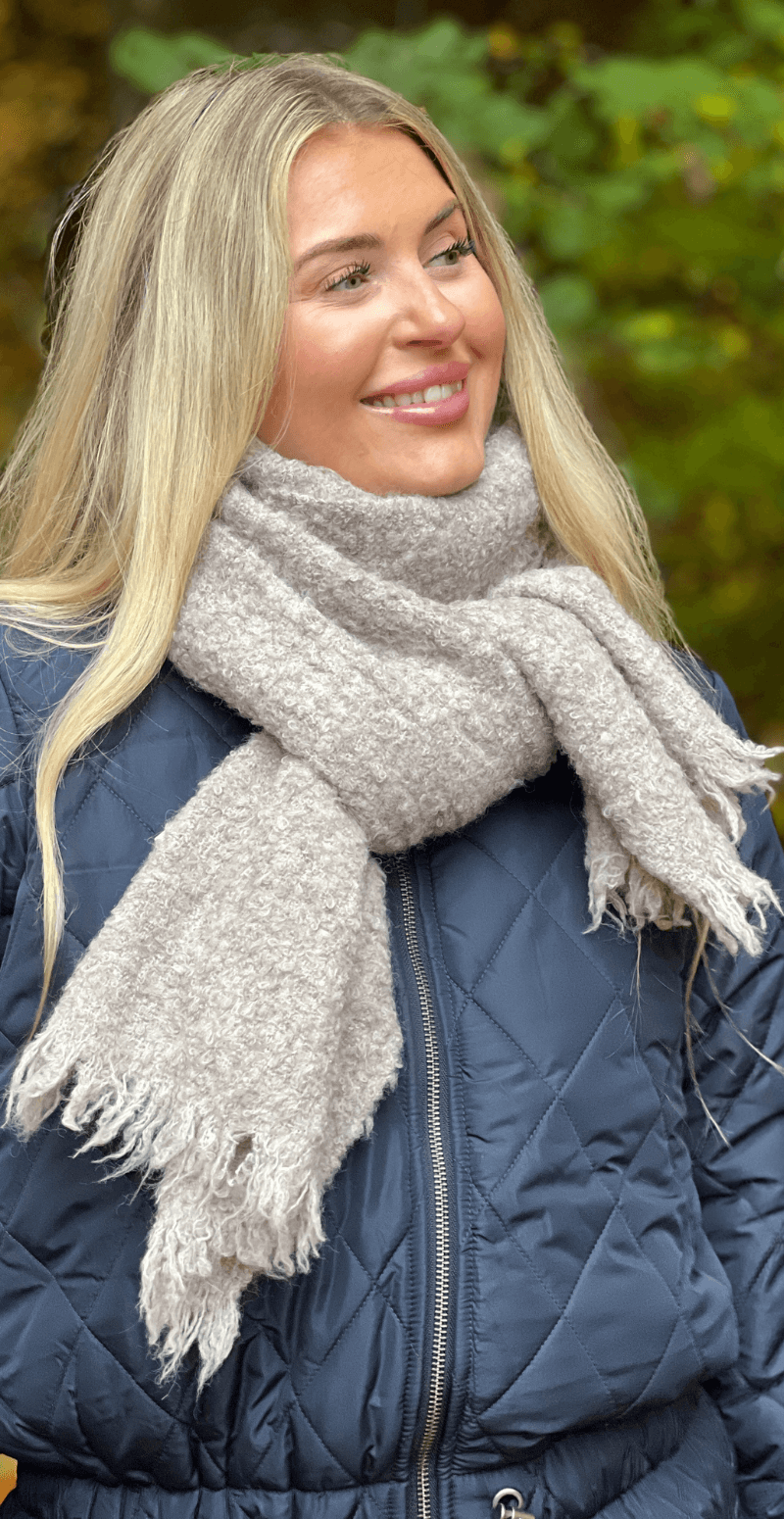 Boucle uldtørklæde med frynser taupe LikeLondon