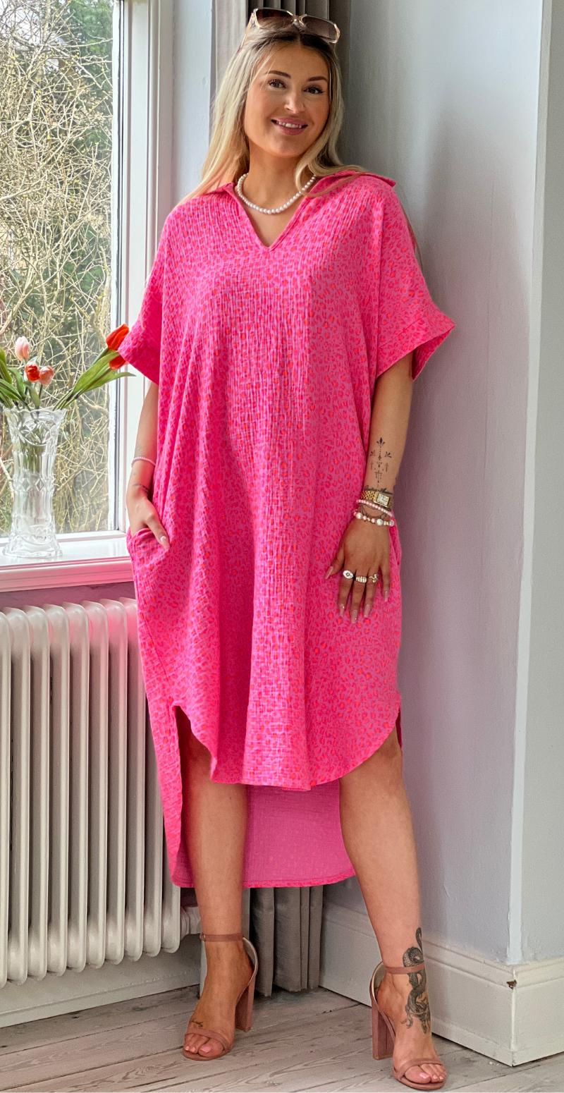 Dagmar kjole i musselin leopard/fuxia LikeLondon