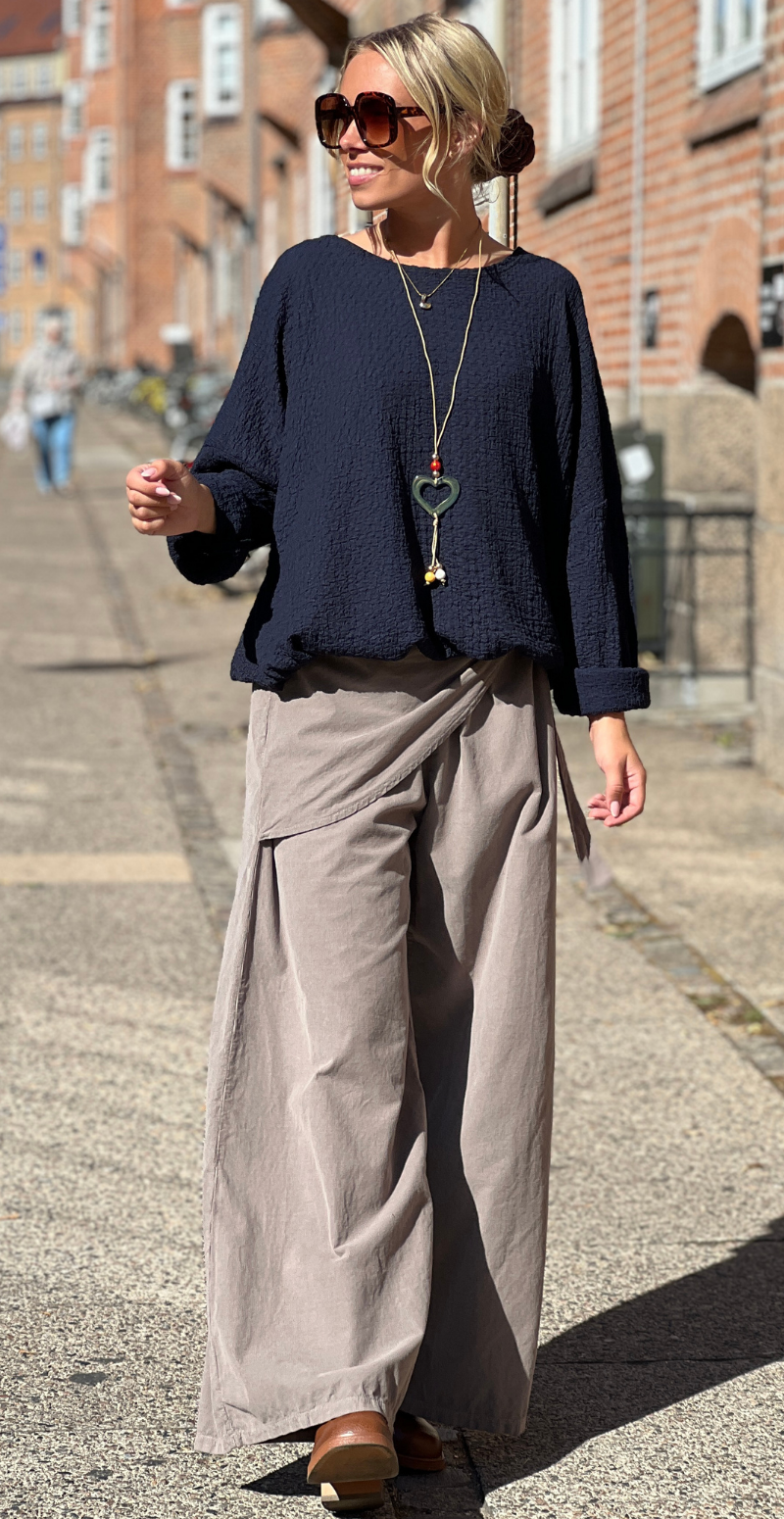 Fini krepp bluse med smykke navy LikeLondon
