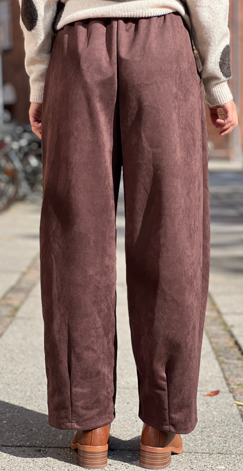 Lenea bukser med læg i ruskind dark brown LikeLondon