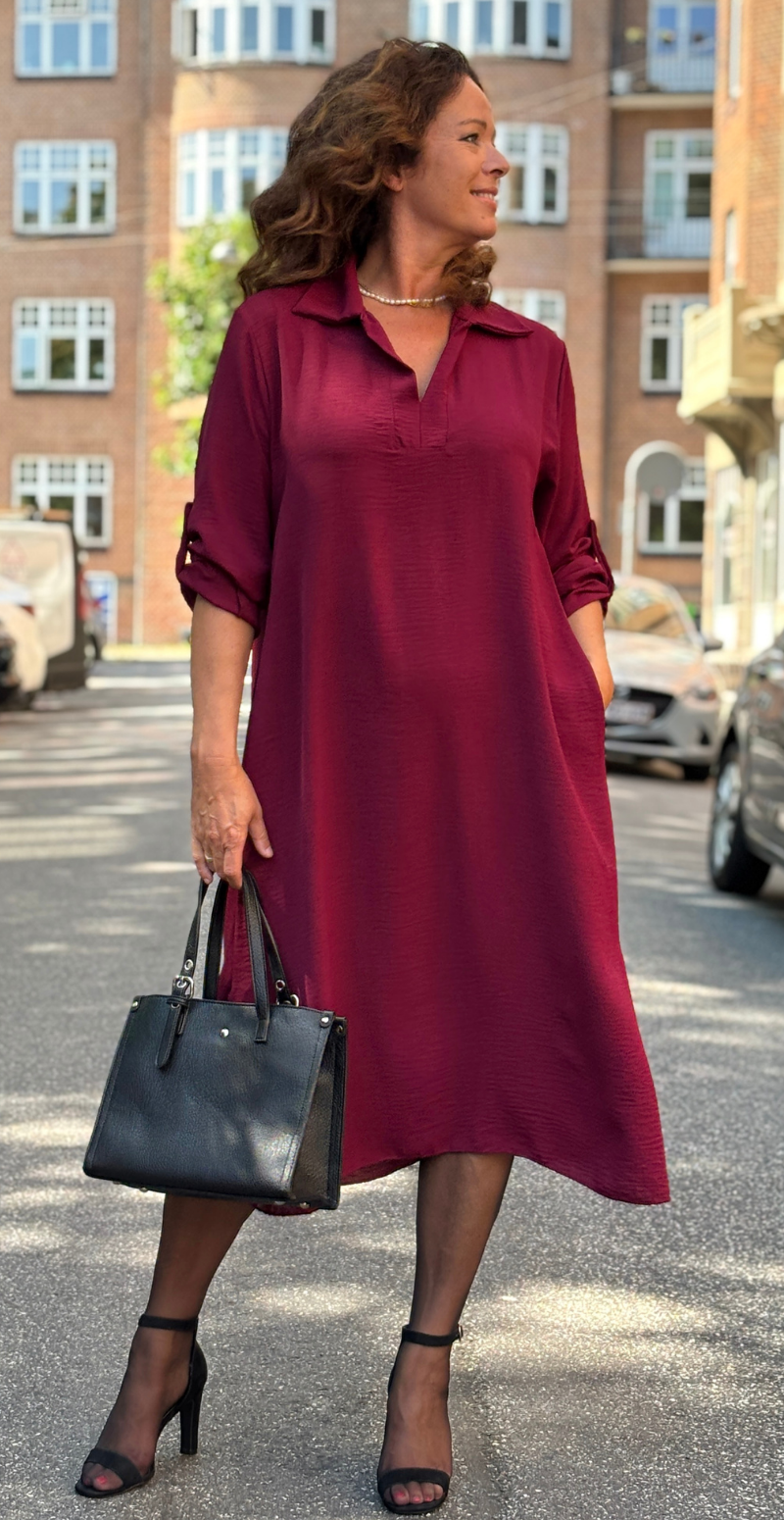 Tilly kjole med v-hals, krave og slids bordeaux LikeLondon