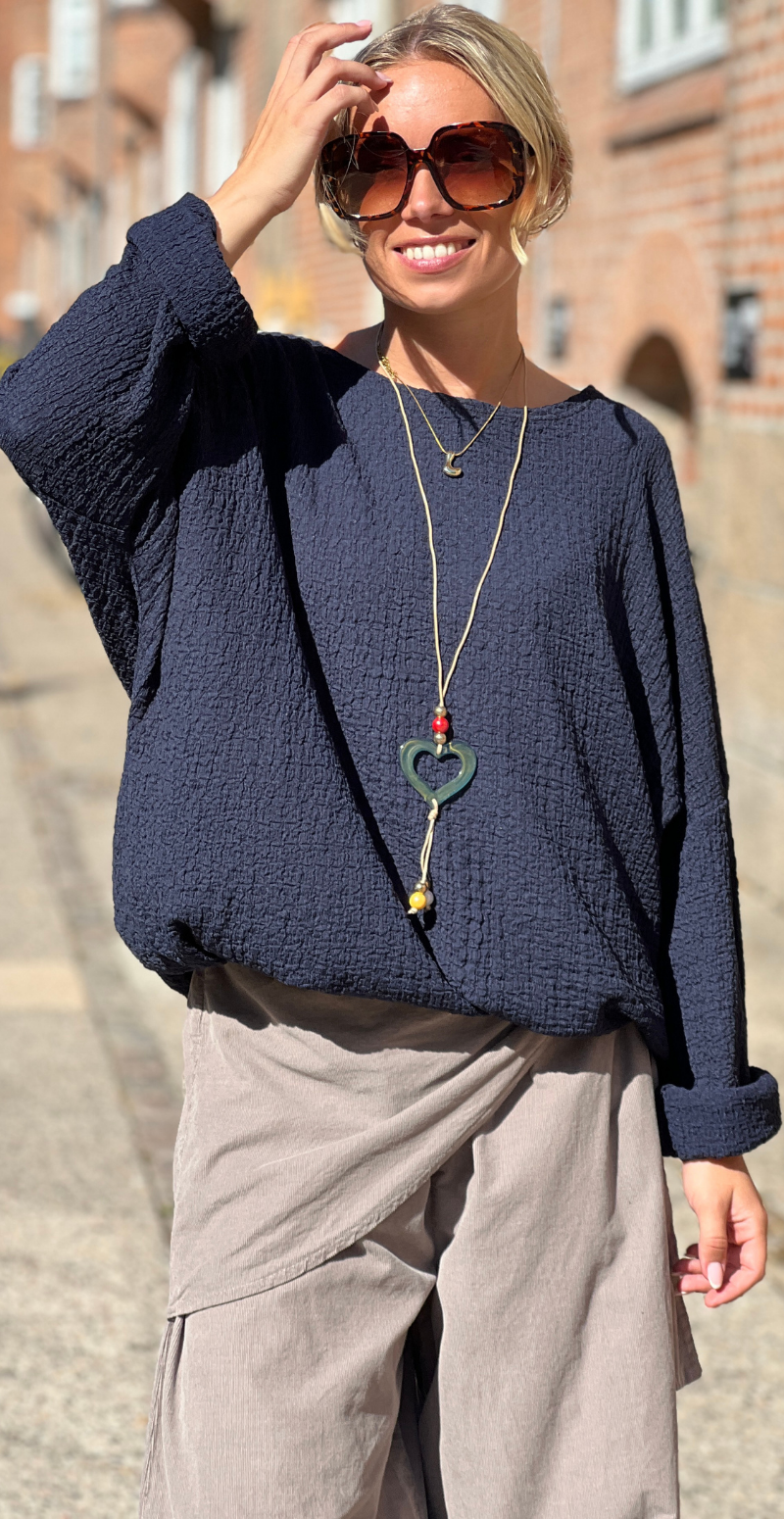Fini krepp bluse med smykke navy LikeLondon