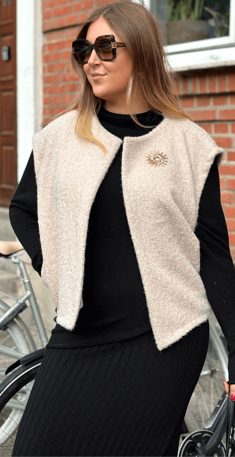 Dana filtet vest med lommer og broche beige LikeLondon