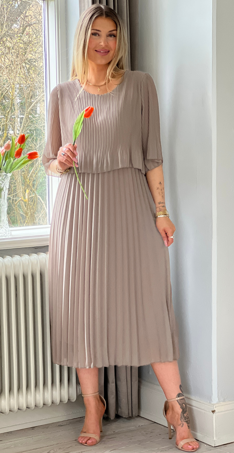 Forudbestil uge 15 Carmen plisseret kjole med elastik i taljen fango LikeLondon