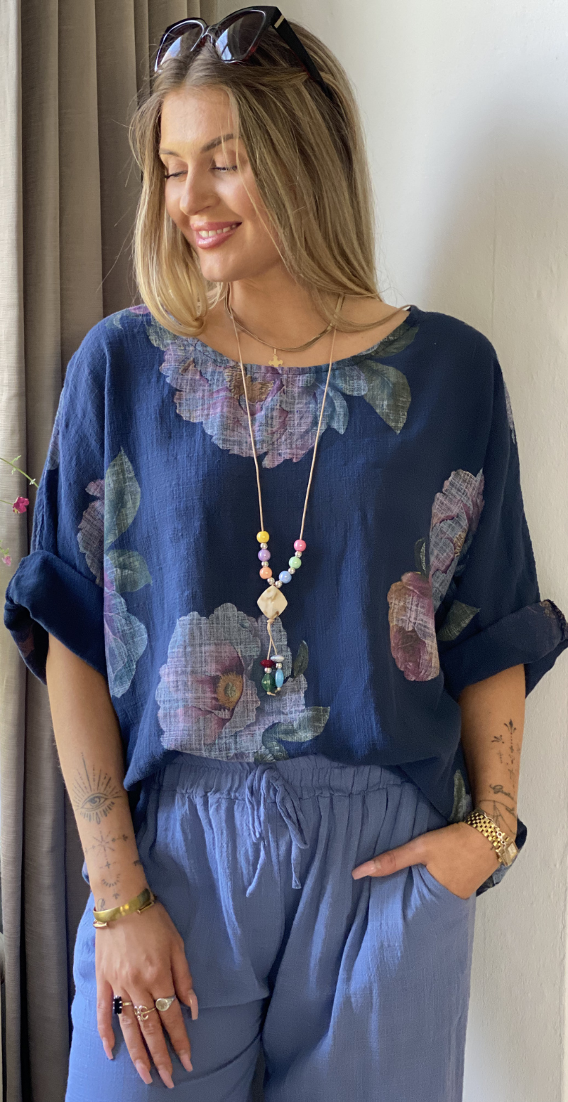 Feodora blomstret bluse med vidde og halskæde navy LikeLondon