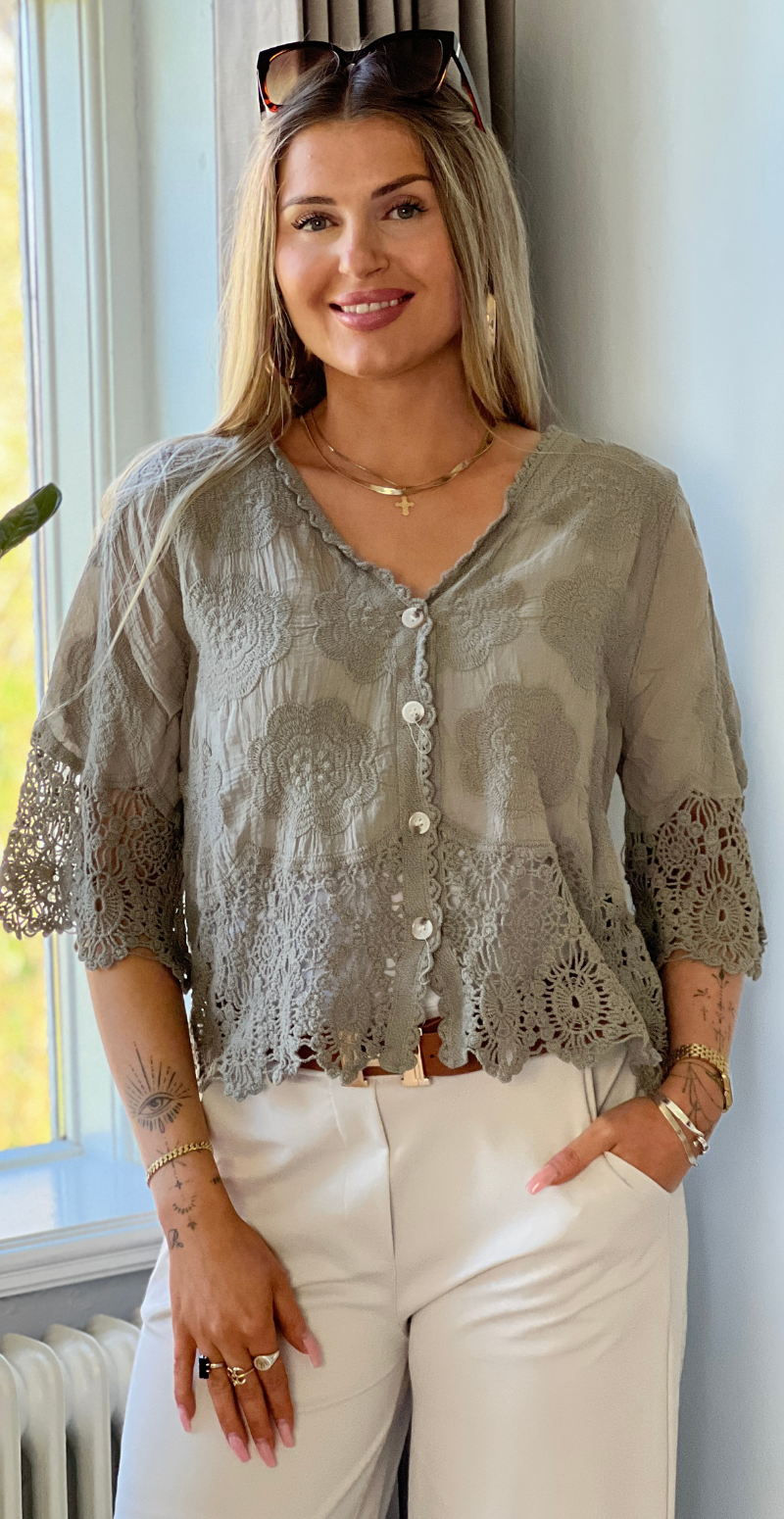 Silvia cardigan med 3/4 ærmer og hæklede kanter fango LikeLondon