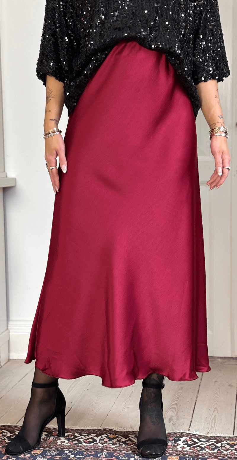 Cissi satin nederdel bordeaux LikeLondon