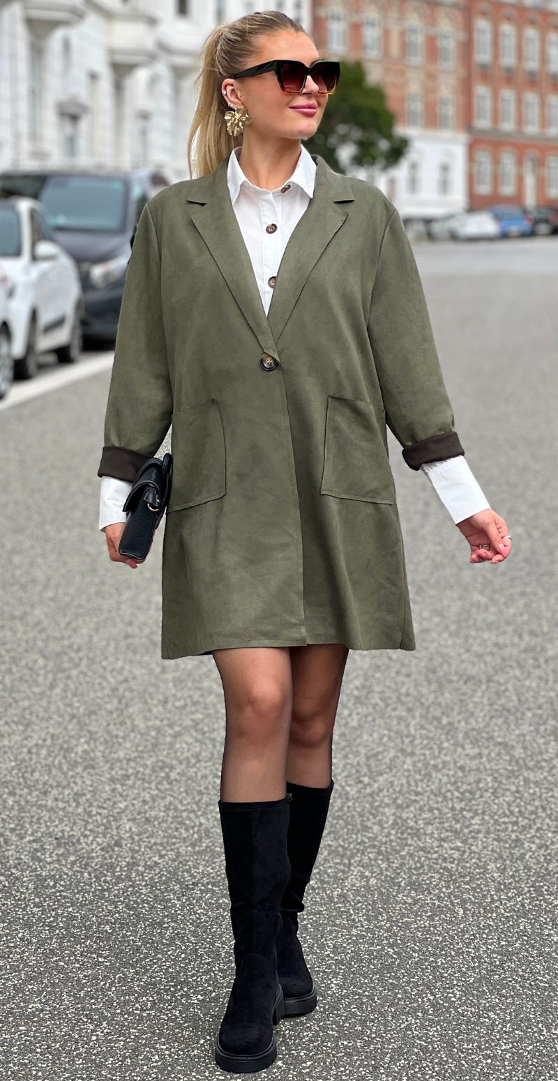 Kamella mellemlang jakke i ruskindslook khaki LikeLondon