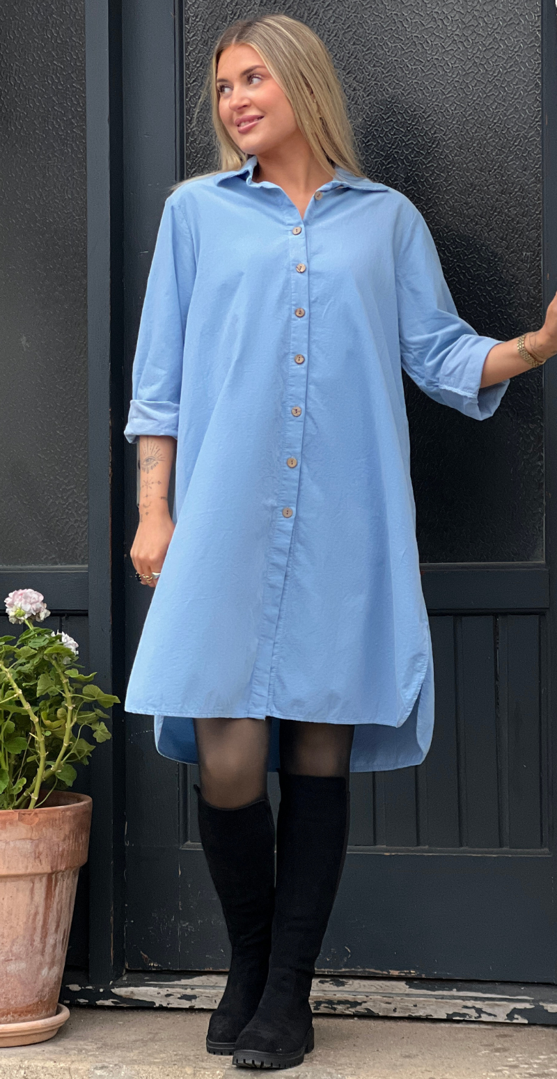 Forudbestil uge 3 Danica fløjls kjole-tunika med knapstolpe sky LikeLondon