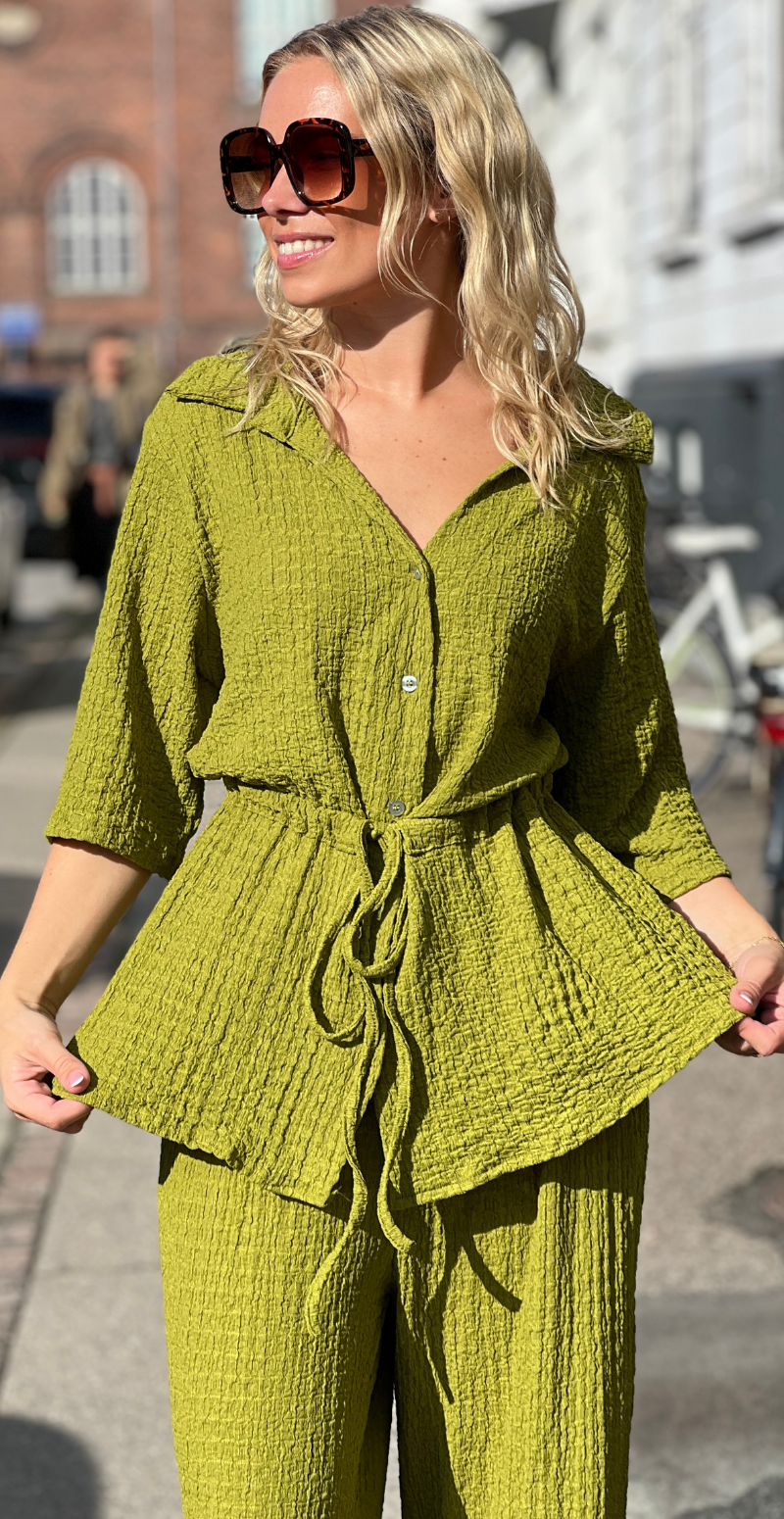 Agnes sæt med bluse i krepp med bindebånd og bukser olive LikeLondon