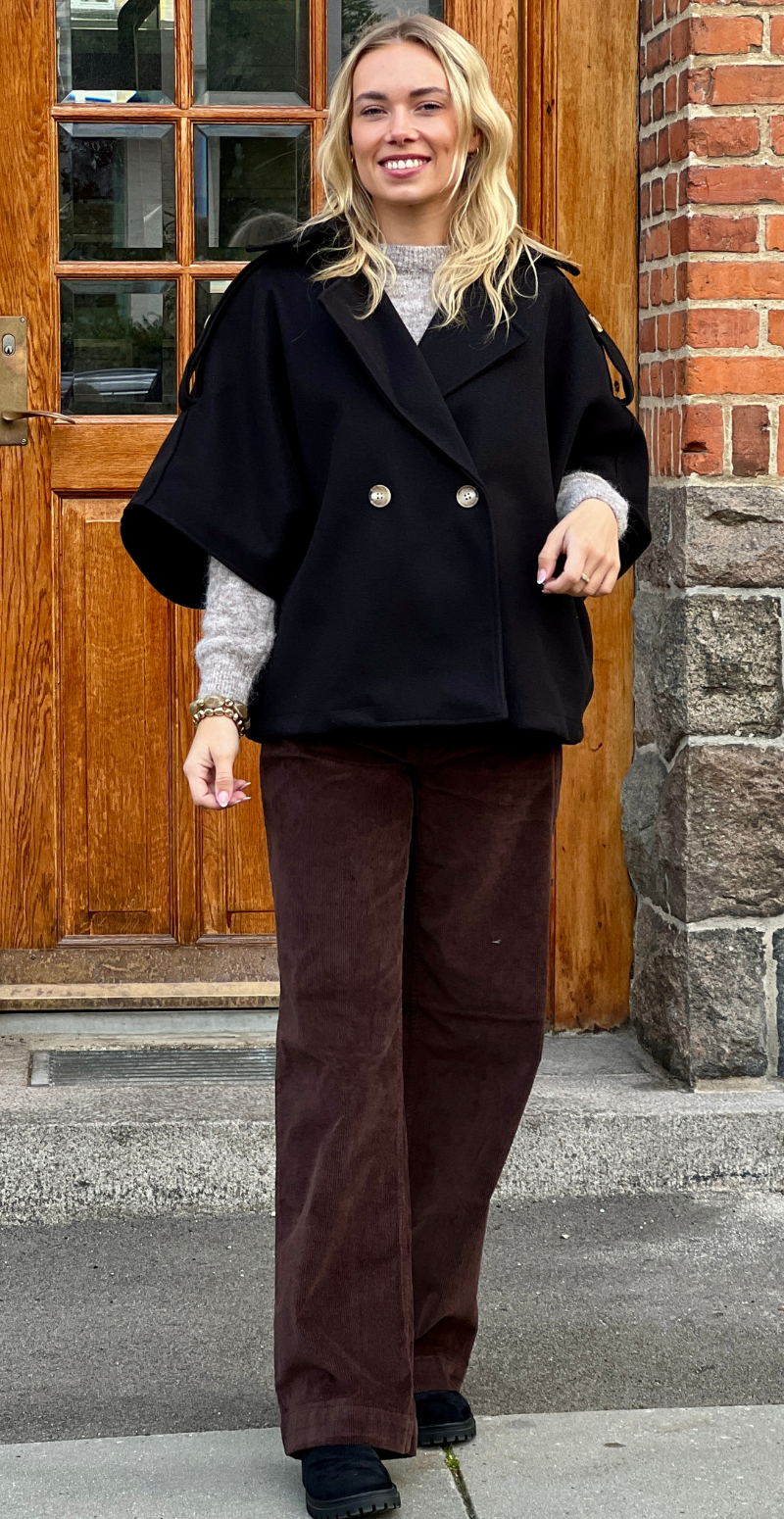 Cleo kort poncho jakke med knapper fortil og korte ærmer sort LikeLondon