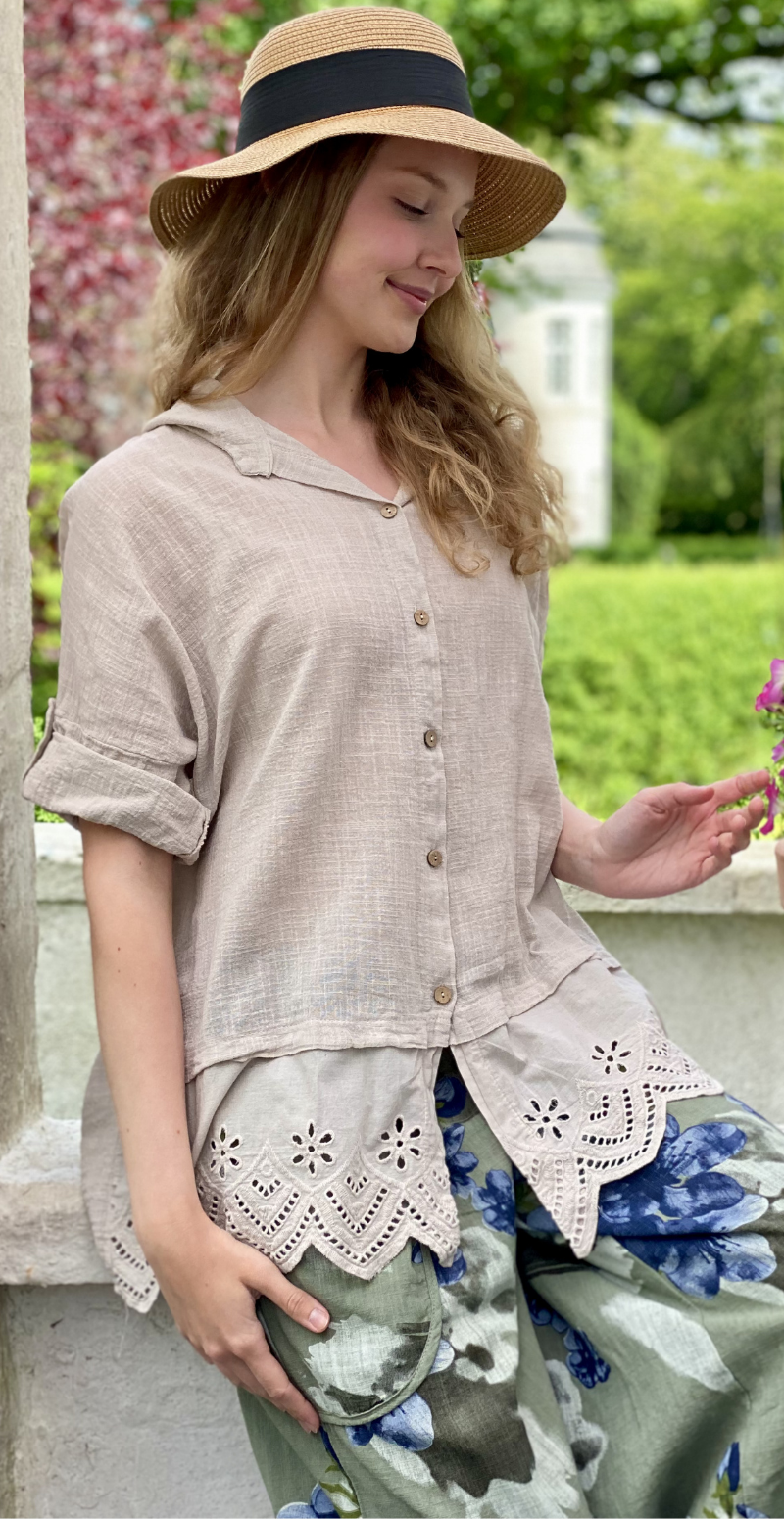 Oda skjortebluse med broderi anglaise beige LikeLondon
