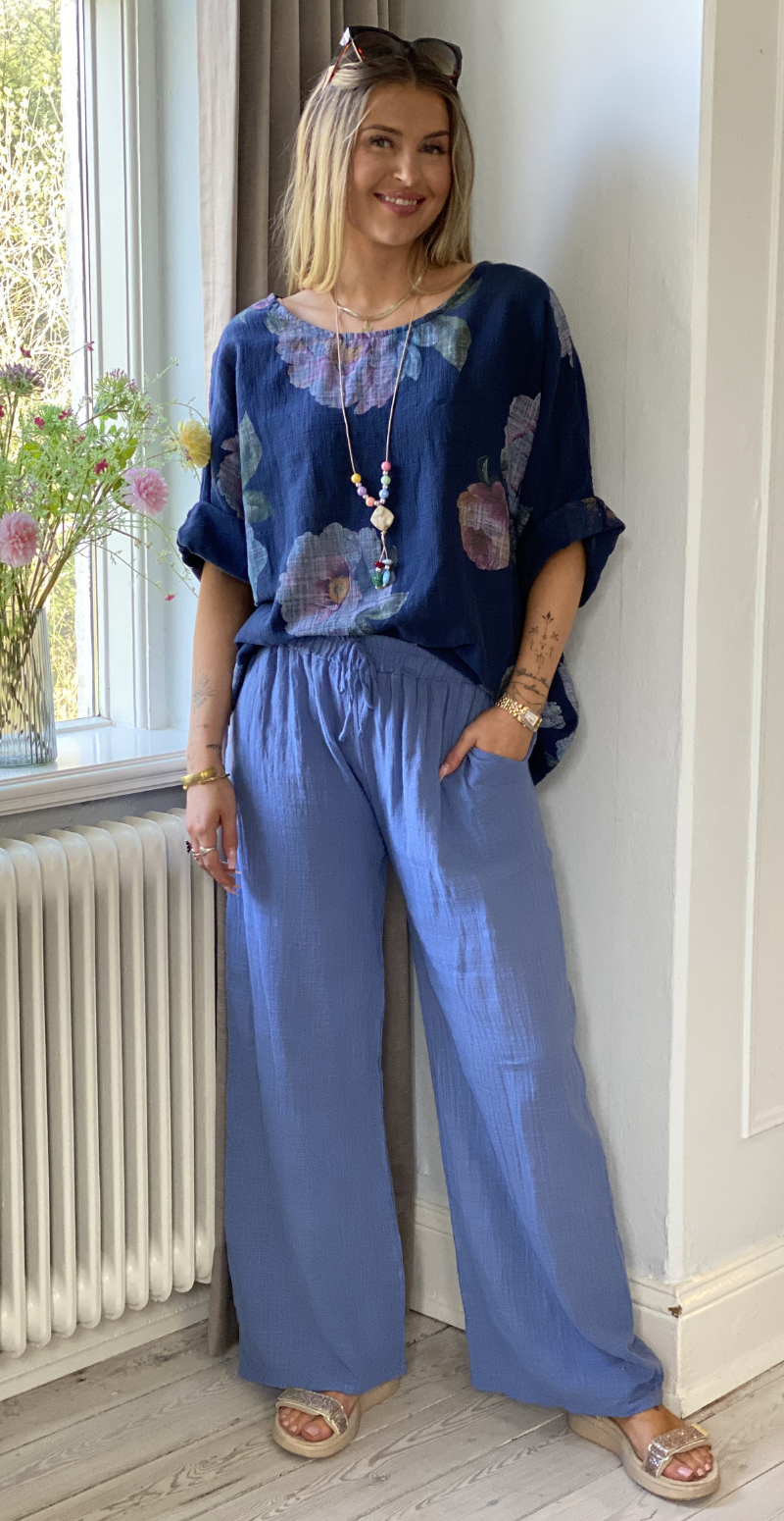 Forudbestil uge 21 Feodora blomstret bluse med vidde og halskæde navy LikeLondon