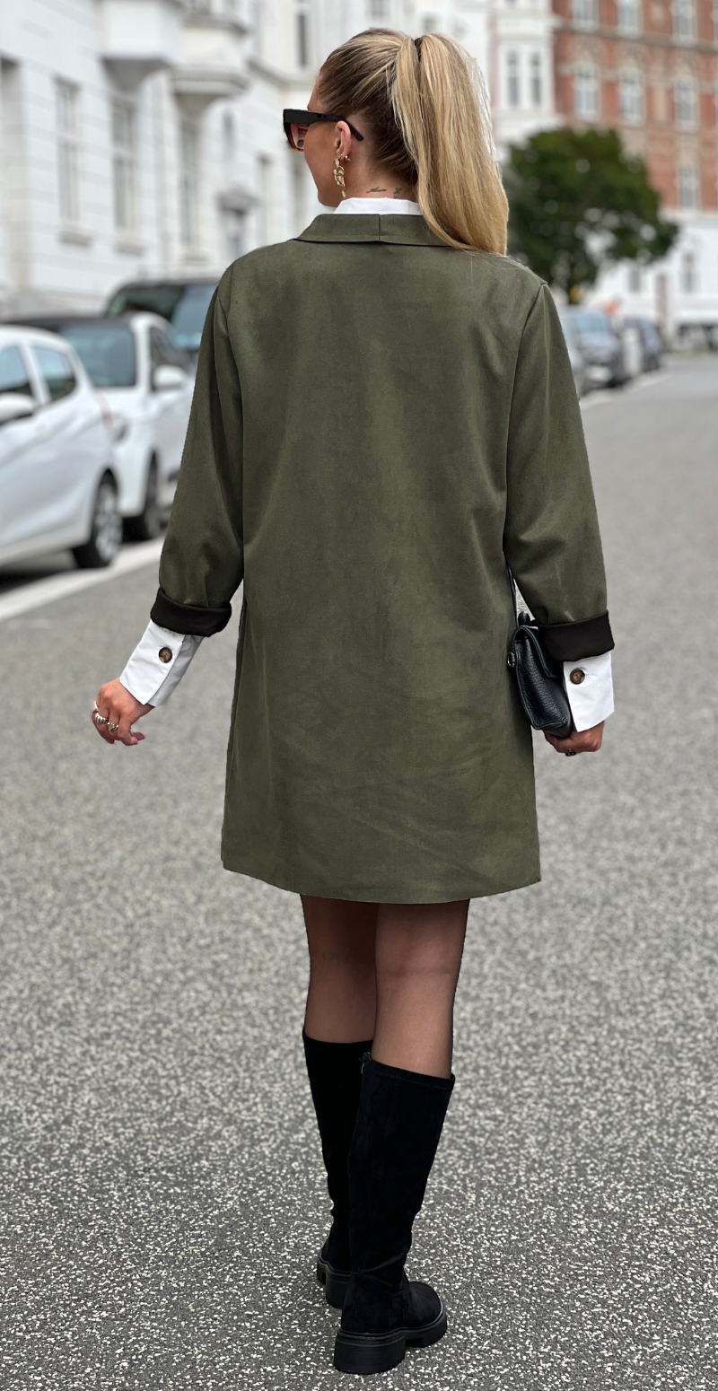 Kamella mellemlang jakke i ruskindslook khaki LikeLondon