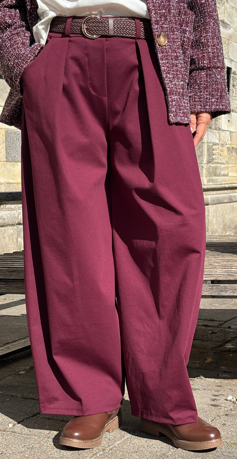 Holly bukser i barrel-fit med bælte bordeaux LikeLondon