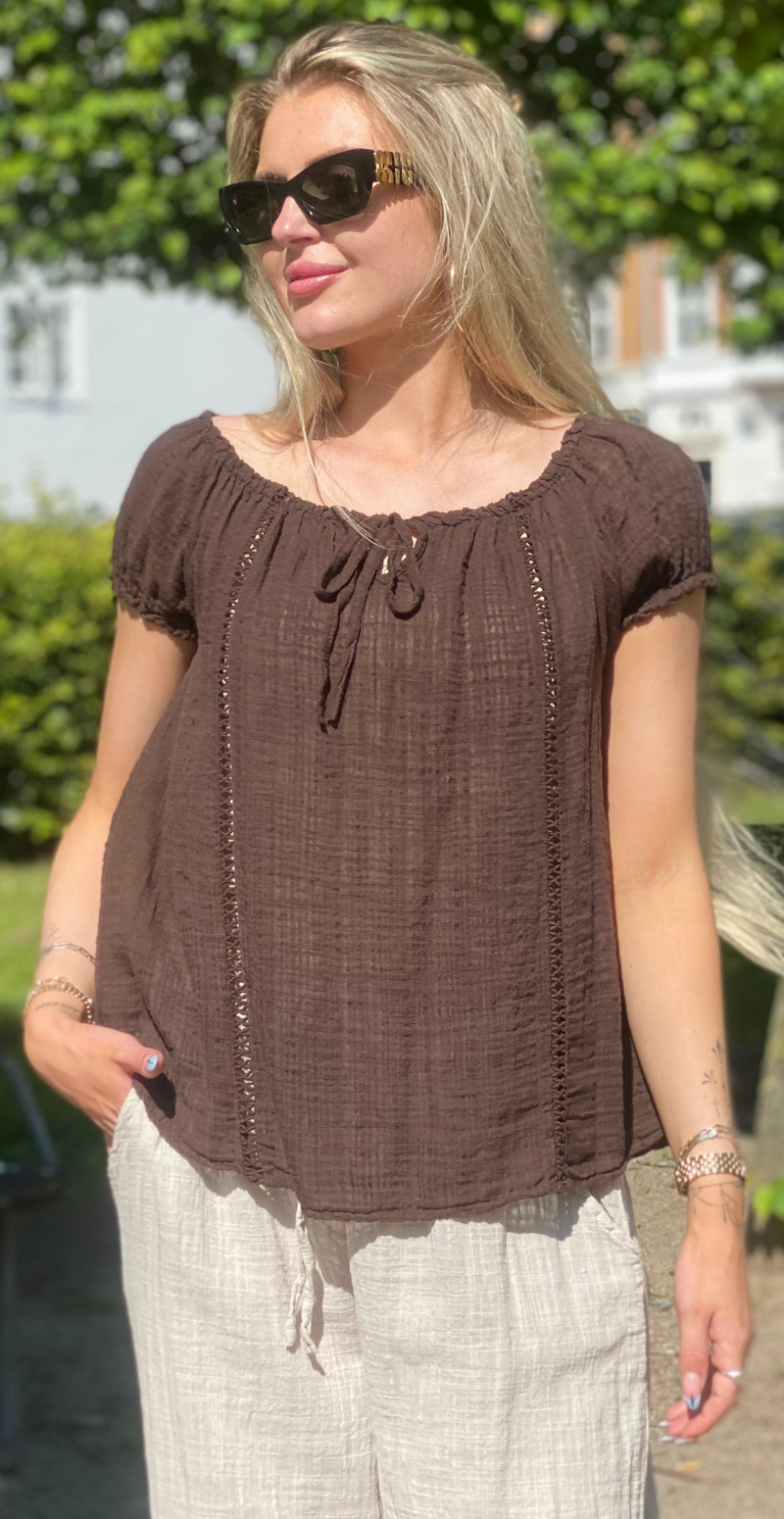 Karin bluse med korte ærmer, bindebånd og hæklede detaljer brun LikeLondon