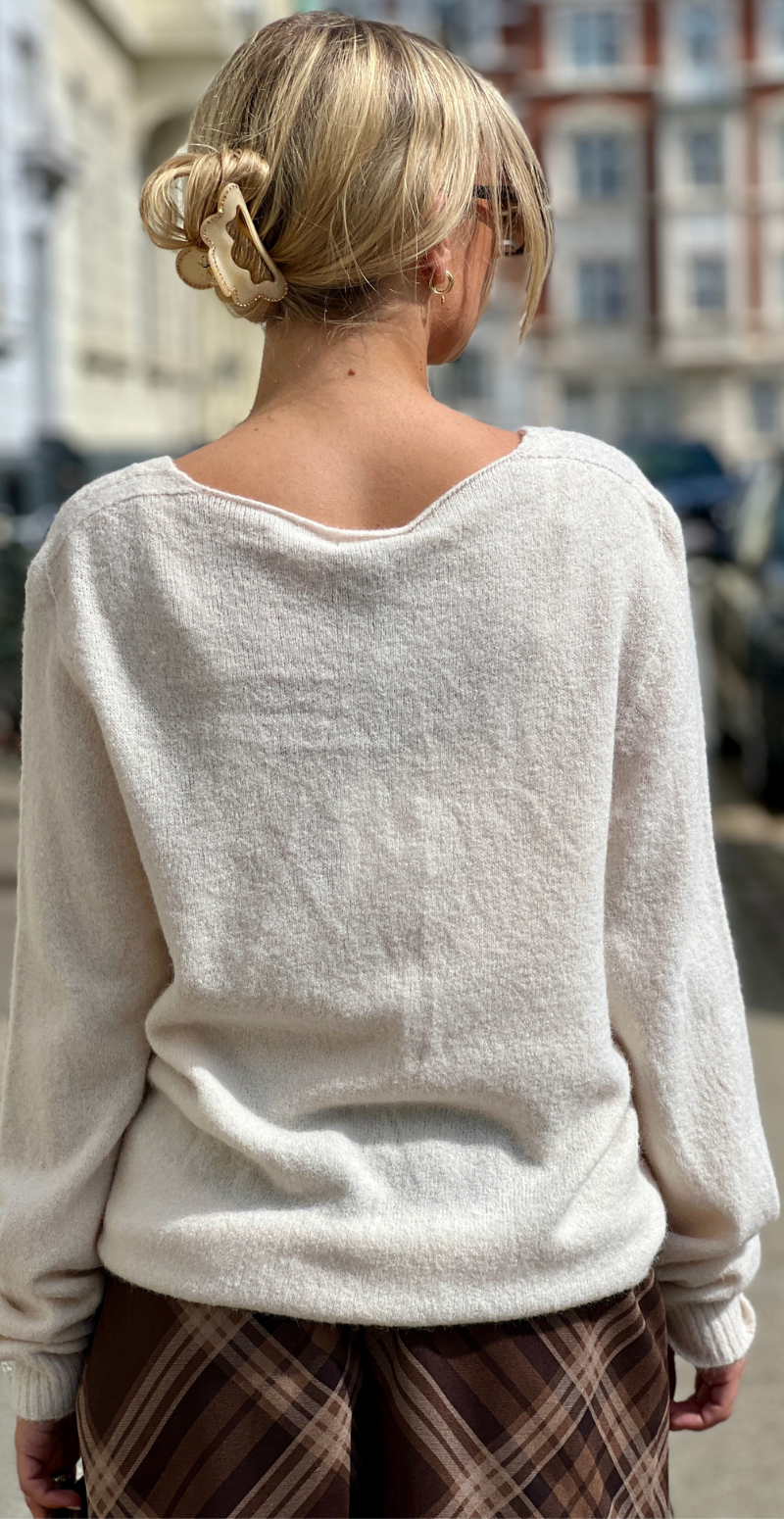 Karen strikbluse i baby alpaca uld med v-hals beige LikeLondon
