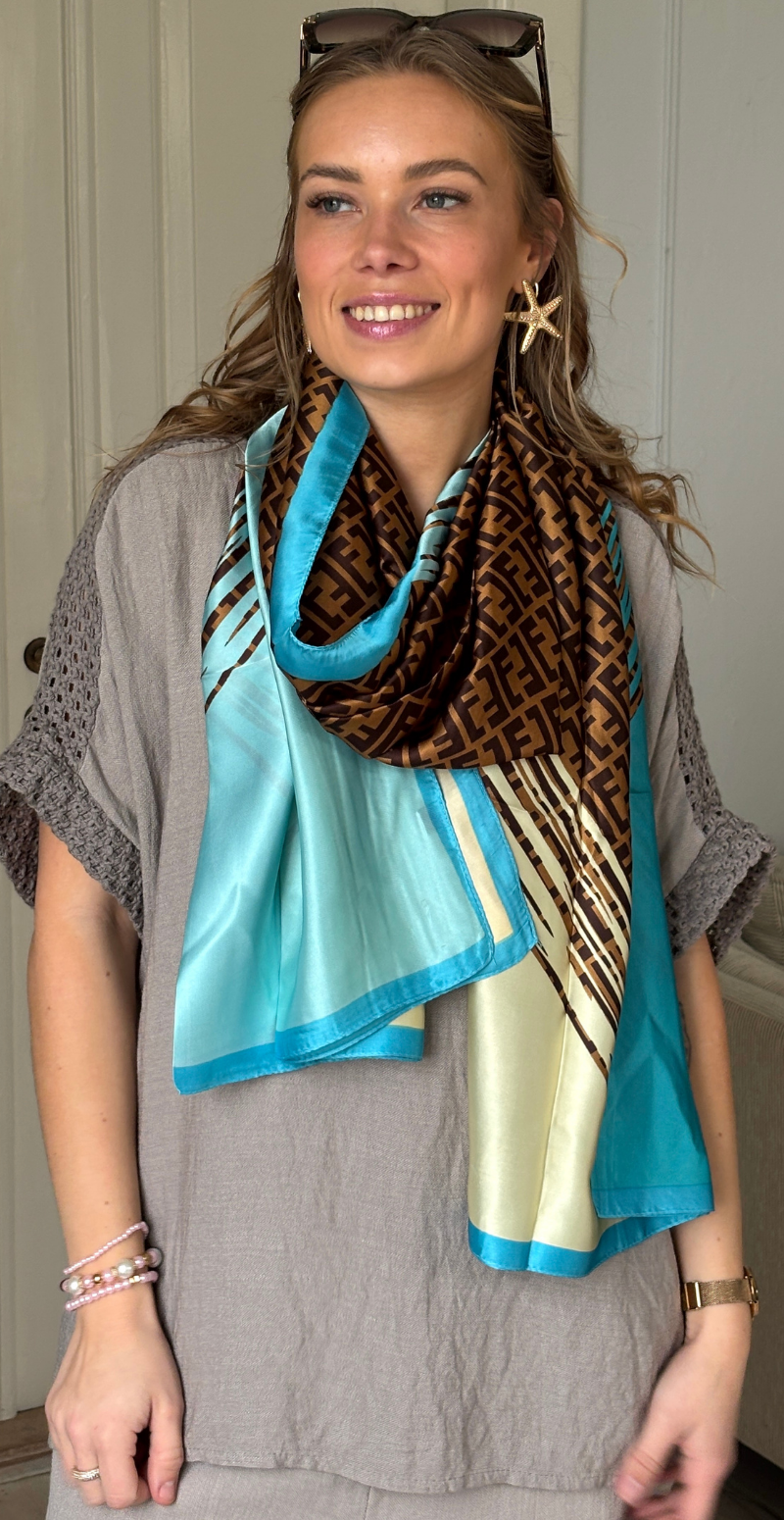 Tørklæde med "E" logo og farverigt print turkis LikeLondon